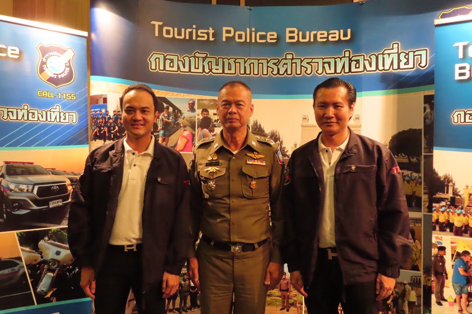 หนังสือพิมพ์วงในสยาม ฉบับเดือนกรกฎาคม-สิงหาคม 62 พล.ต.ท.ธีรพล คุปตานนท์ ผบช.ทท. ,พล.ต.ต.วรพงษ์ ทองไพบูลย์ ผบก.ทท.1 และดร.พีรวัฒน์ - ดร.ธัชวิน สุรเศรษฐ ที่ปรึกษารองผบ.ตร. ,ประธานกต.ตร.กทม.(ภาคประชาชน) ,ประธานกต.ตร.บก.น.1 - สน.ชนะสงคราม และที่ปรึกษากองบัญชา