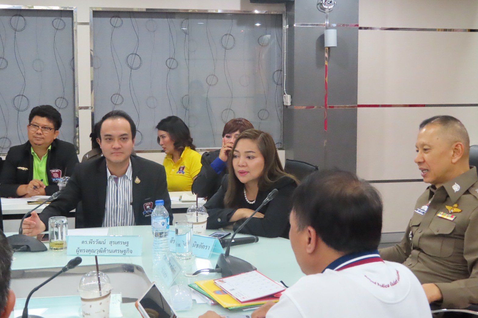 พล.ต.ต.ดร.ชัยพร พาณิชอัตรา รอง ผบช.น. เป็นประธานในการประชุม โดยพญ.จีรทัศน์ พานิชอัตรา(ภริยา) ,ดร.ธัชวิน สุรเศรษฐ ที่ปรึกษารองผบ.ตร. และประธานกต.ตร.บก.น.1 - สน.ชนะสงคราม และพ.ต.อ.มนต์ชัย ศรีประเสริฐ รองผบก.น.1 เข้าร่วมประชุมเตรียมความพร้อมจัดประชุมใหญ่ กต.