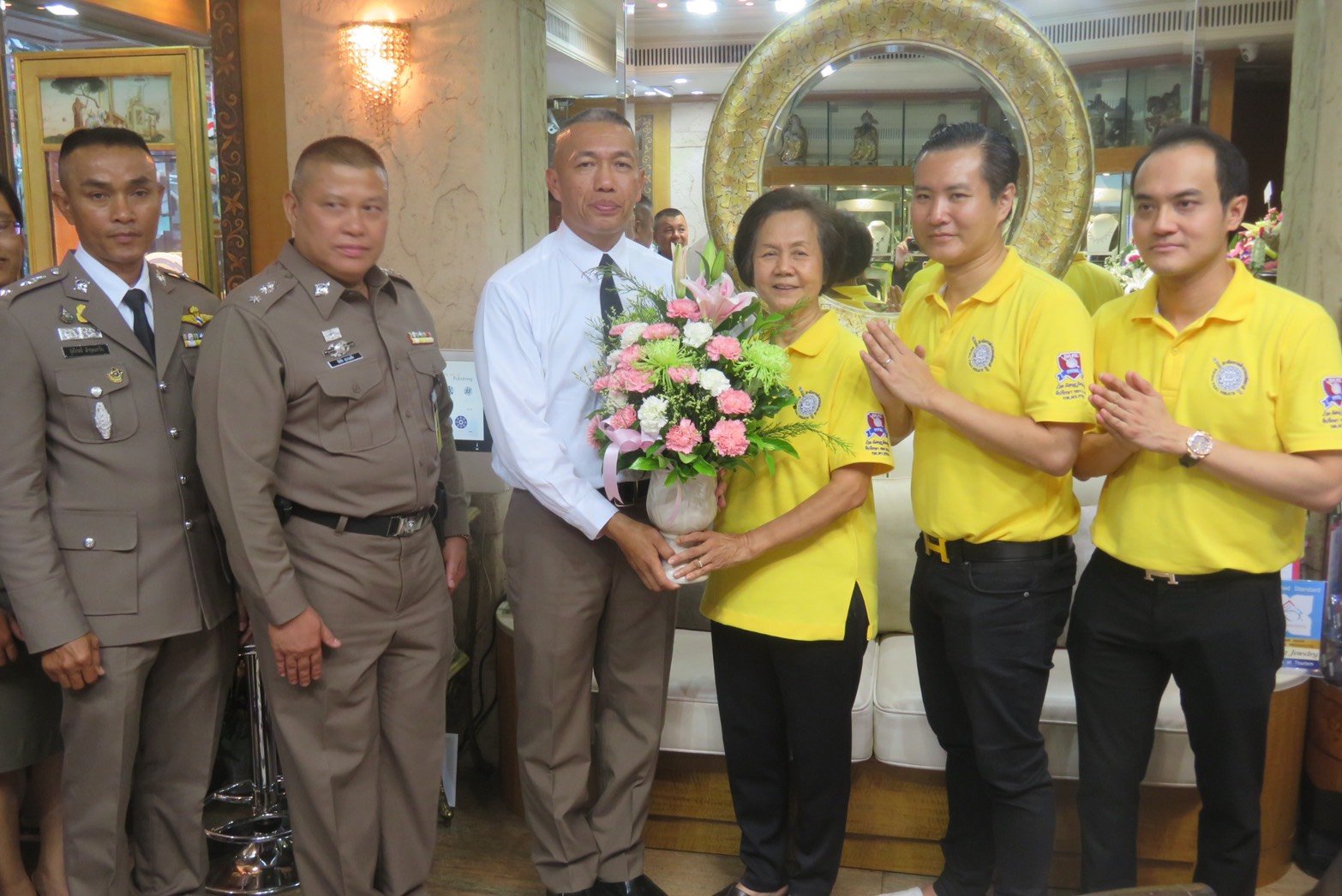 พ.ต.อ.พาติกรณ์ ศรชัย ผกก.สน.ชนะสงคราม พร้อมผู้ใต้บังคับบัญชา เข้าอวยพร  ดร.นฤมล สุรเศรษฐ ประธานผู้บริหาร L.S. Jewelry Group เนื่องในโอกาสวันคล้ายวันเกิด โดยมีดร.พีรวัฒน์ สุรเศรษฐ  ที่ปรึกษารองผบ.ตร. และประธาน กต.ตร.กทม.( ภาคประชาชน )  และดร.ธัชวิน สุรเศรษ