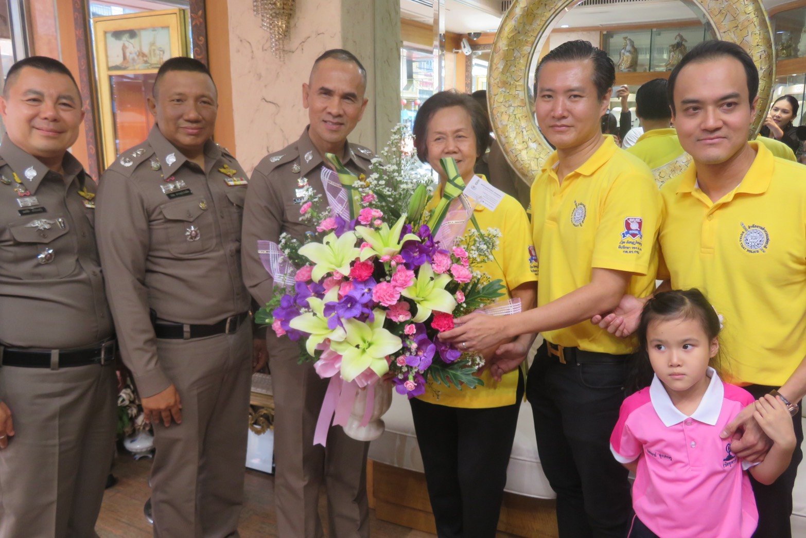 พล.ต.ต.จิรสันต์ แก้วแสงเอก รองผบช.น. ,พล.ต.ต.ดร.เสนิต สำราญสำรวจกิจ ผบก.น.1 ,พ.ต.อ. มนต์ชัย ศรีประเสริฐ รองผบก.น.1 เข้าอวยพร ดร.นฤมล สุรเศรษฐ ประธานผู้บริหาร L.S. Jewelry Group เนื่องในโอกาสวันคล้ายวันเกิด โดยมีดร.พีรวัฒน์ สุรเศรษฐ  ที่ปรึกษารองผบ.ตร. และ