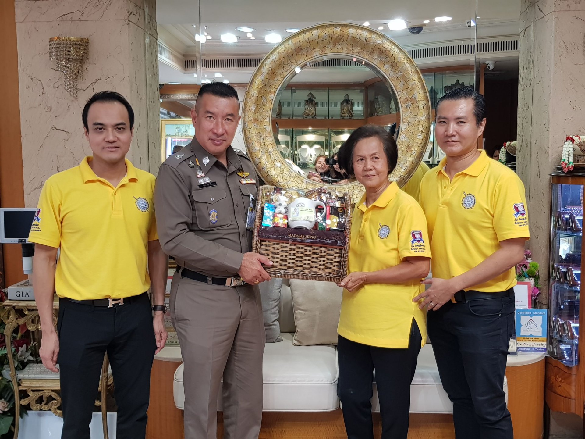 รองผู้บัญชาการตำรวจตระเวนชายแดน พล.ต.ต.ปิยะ  ต๊ะวิชัย เข้าอวยพร ดร.นฤมล สุรเศรษฐ ประธานผู้บริหาร L.S. Jewelry Group เนื่องในโอกาสวันคล้ายวันเกิด โดยมีดร.พีรวัฒน์ สุรเศรษฐ  ที่ปรึกษารองผบ.ตร. และประธาน กต.ตร.กทม.( ภาคประชาชน )  และดร.ธัชวิน สุรเศรษฐ  ที่ปร