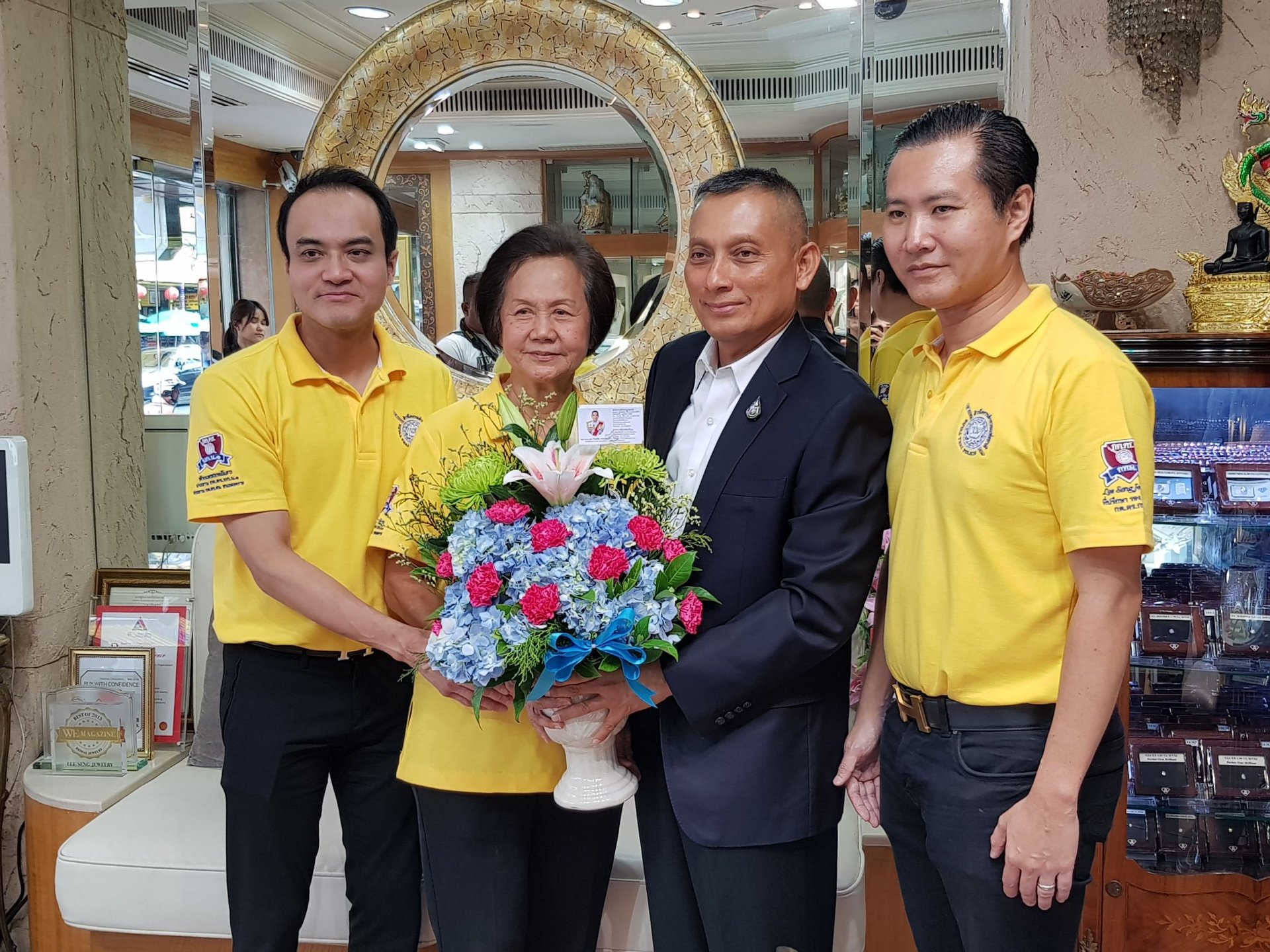 ท่านรองผบ.ตร. พล.ต.อ.ดร.วิระชัย ทรงเมตตา และคุณไพโรจน์ เทศนิยม นายกสมาคมสมาคมผู้สื่อข่าวอาชญากรรมแห่งประเทศไทย เข้าอวยพร ดร.นฤมล สุรเศรษฐ ประธานผู้บริหาร L.S. Jewelry Group เนื่องในโอกาสวันคล้ายวันเกิด โดยมีดร.พีรวัฒน์ สุรเศรษฐ  ที่ปรึกษารองผบ.ตร. และประธ