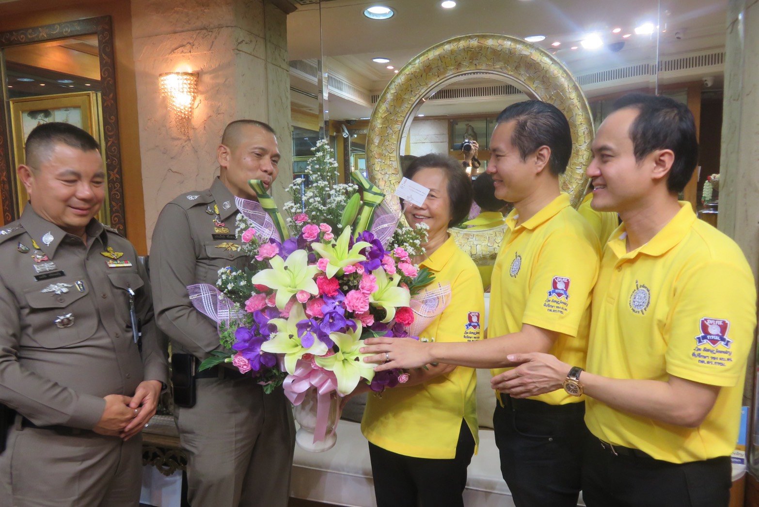 ท่านรองผบ.ตร. พล.ต.อ.เฉลิมเกียรติ ศรีวรขาน ,พ.ต.อ.มนต์ชัย ศรีประเสริฐ รองผบก.น.1 เข้าอวยพร  ดร.นฤมล สุรเศรษฐ ประธานผู้บริหาร L.S.Jewelry Group เนื่องในโอกาสวันคล้ายวันเกิด โดยมีดร.พีรวัฒน์ สุรเศรษฐ  ที่ปรึกษารองผบ.ตร. และประธาน กต.ตร.กทม.( ภาคประชาชน )  แ