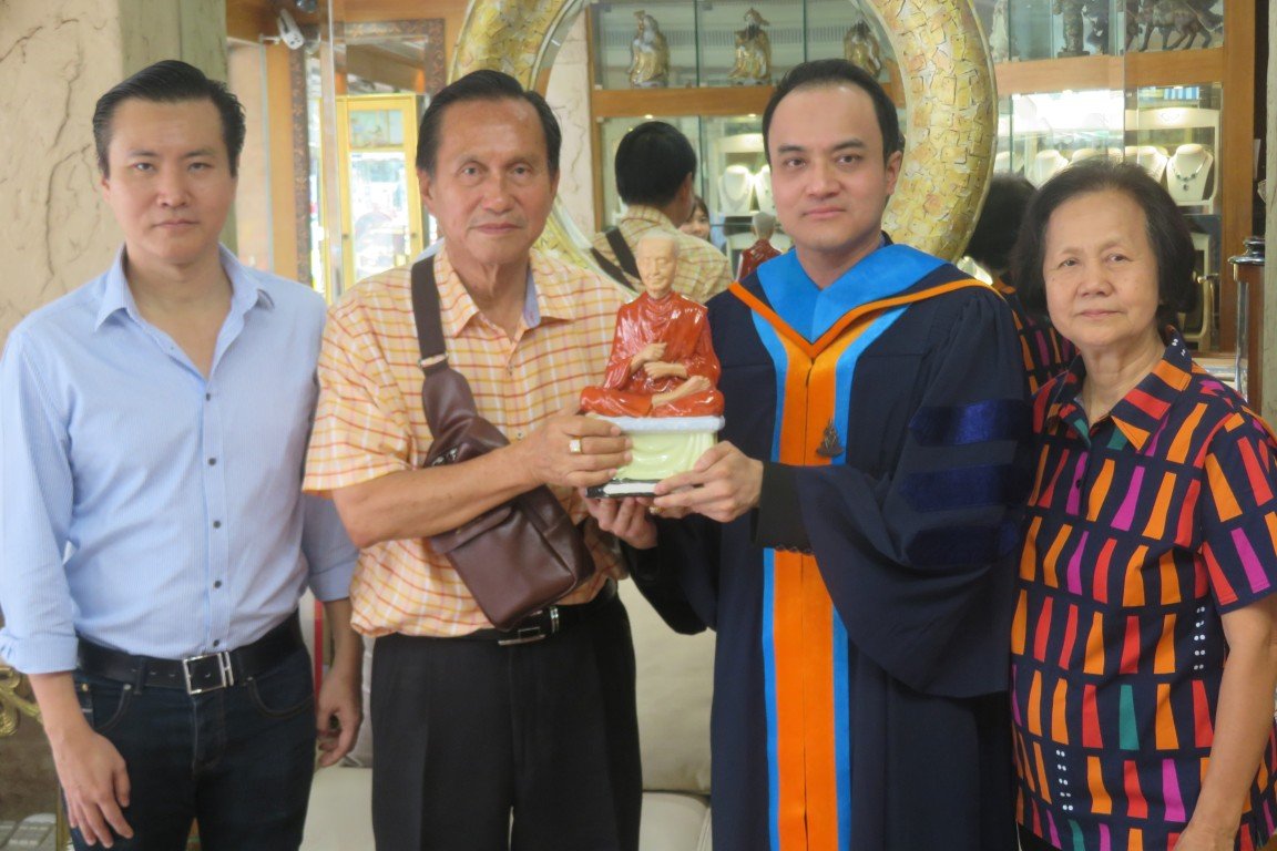 คุณ.ศิริชัย(เฮียแบะ)ประธานชุมชนวัดอินทร์และกต.ตร.สน.ชนะสงคราม ได้เข้าแสดงความยินดีกับ ดร.ธัชวิน สุรเศรษฐ ที่ปรึกษารองผบ.ตร.และประธานกต.ตร.บก.น.1 ในโอกาสที่ได้เข้ารับพระราชทานปริญญาดุษฏีบัณฑิตกิตติมศักดิ์ในสาขาวิชาบริหารธุรกิจของมหาวิทยาลัยรามคำแหง โดยมีดร