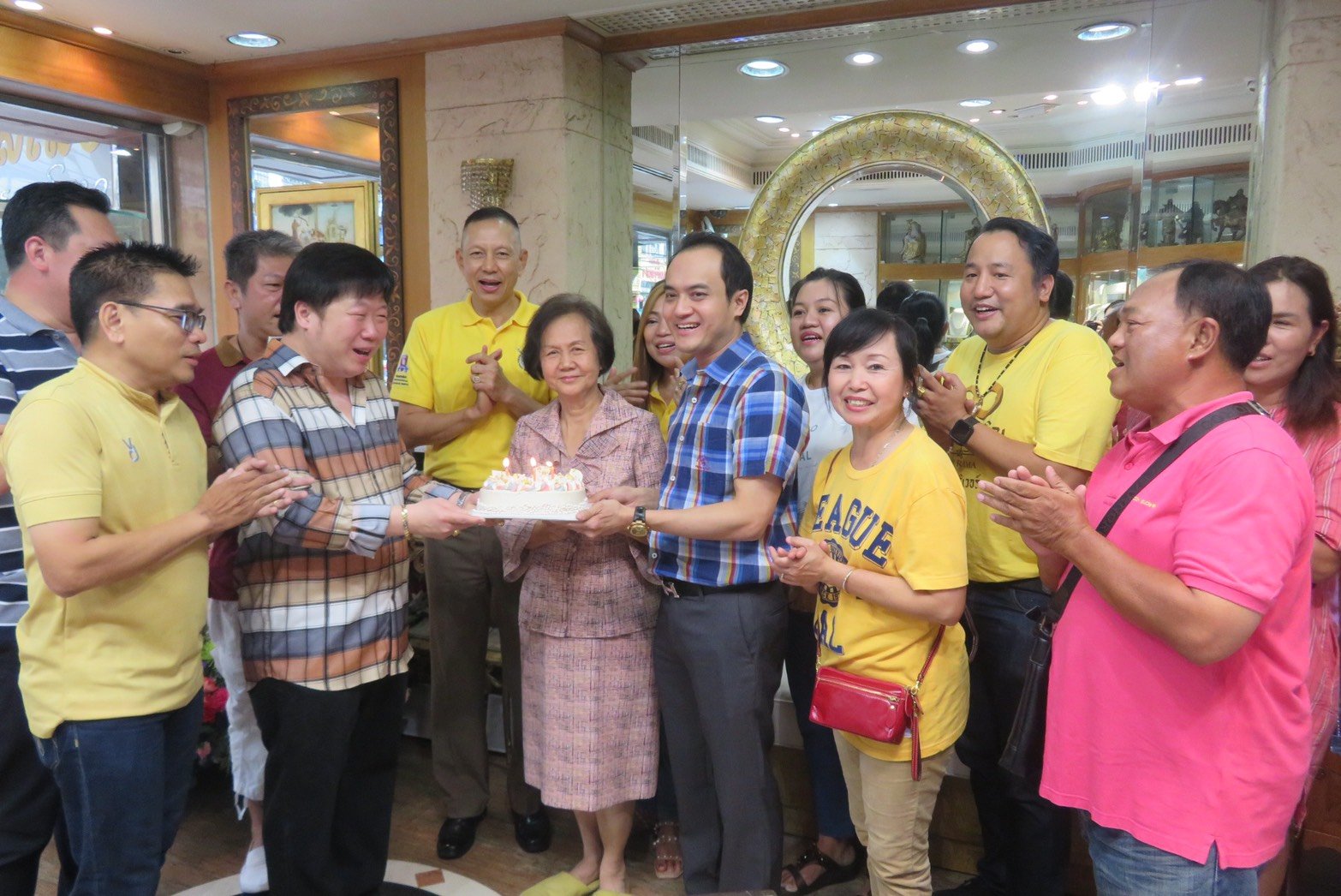 คณะที่ปรึกษากต.ตร.สน.ชนะสงคราม และกลุ่มนักธุรกิจในเขตพระนคร เข้าอวยพร ดร.นฤมล สุรเศรษฐ ประธานผู้บริหาร L.S.Jewelry Group เนื่องในโอกาสวันคล้ายวันเกิด โดยมีดร.พีรวัฒน์ สุรเศรษฐ  ที่ปรึกษารองผบ.ตร. และประธาน กต.ตร.กทม.( ภาคประชาชน )  และดร.ธัชวิน สุรเศรษฐ  