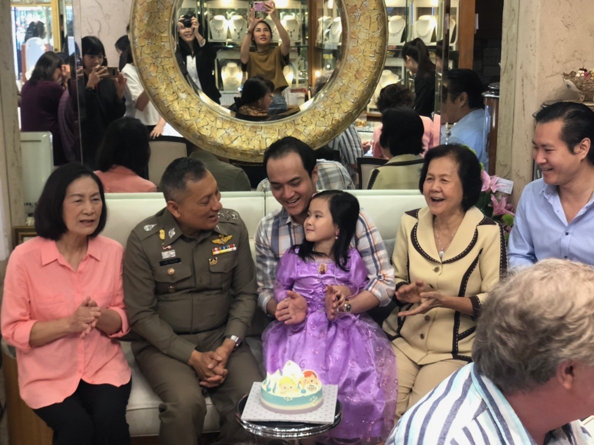 พล.ต.อ.ดร.วิระชัย ทรงเมตตา รองผู้บัญชาการตำรวจแห่งชาติ(รองผบ.ตร.)ได้กรุณาให้พรเนื่องในวันคล้ายวันเกิดแก่หลาน"กีฟ"ด.ญ.กัลยภรณ์ สุรเศรษฐ บุตรตรีคุณ.ธัชวิน - ผศ.ดร.ชุติมา สุรเศรษฐ  ณ.ห้างเพชรหลีเสง วันที่ 28 ธ.ค.2561