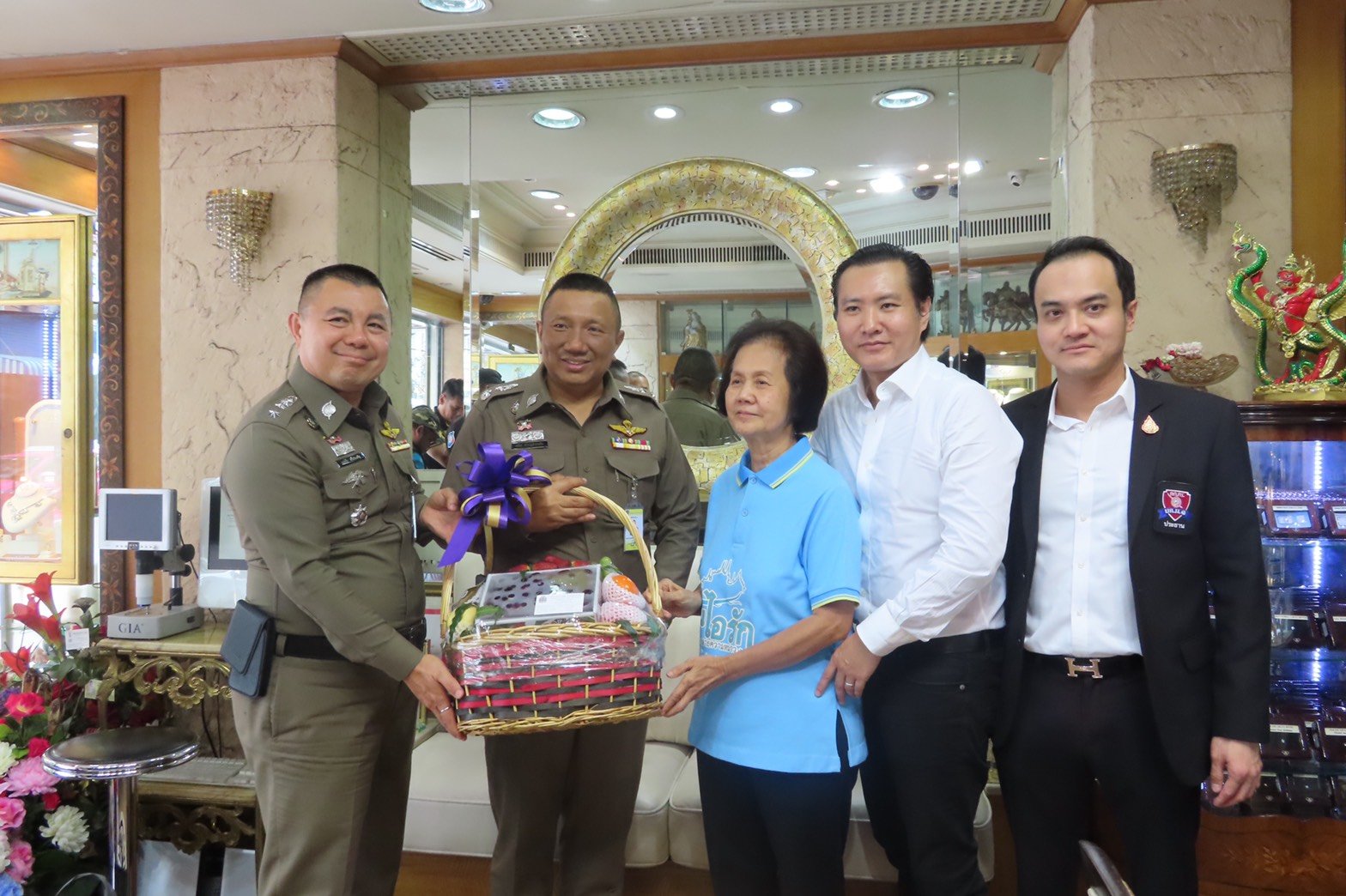 พล.ต.ต.ดร.เสนิต สำราญสำรวจกิจ ผบก.น.1 และพ.ต.อ.มนต์ชัย ศรีประเสริฐ รองผบก.น.1 เข้าเยี่ยมดร.นฤมล สุรเศรษฐ ประธานผู้บริหาร L.S. JEWELRY GROUP โดยมีดร.พีรวัฒน์ - ดร.ธัชวิน สุรเศรษฐ ที่ปรึกษารองผบ.ตร. ,ประธานกต.ตร.กทม.(ภาคประชาชน) ,ประธานกต.ตร.บก.น.1 - สน.ชนะ