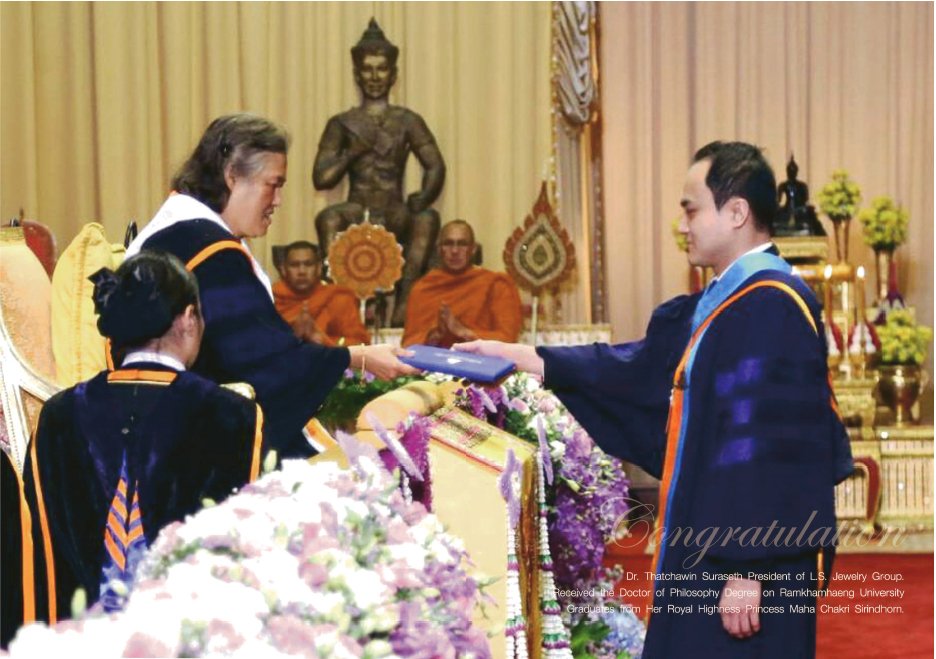 ดร. ธัชวิน สุรเศรษฐ (M.D. กลุ่ม L.S. Jewelry Group ,ที่ปรึกษารองผู้บัญชาการตำรวจแห่งชาติ และประธานกต.ตร.บก.น.1) เข้ารับปริญญาบัตรดุษฏีบัณฑิตกิตติมศักดิ์ ณ. มหาวิทยาลัยรามคำแหง ในวันที่ 18 มี.ค.62 โดยหนังสือ Gold & Jewelry Society ฉบับเดือนเมษายน 2562