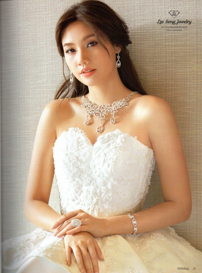 ชุดแฟชั่นเซตจิวเวลรี่เพชรของ Lee Seng Jewelry ในนิตยสาร Praew Wedding ฉบับเดือนเมษายน 2019
