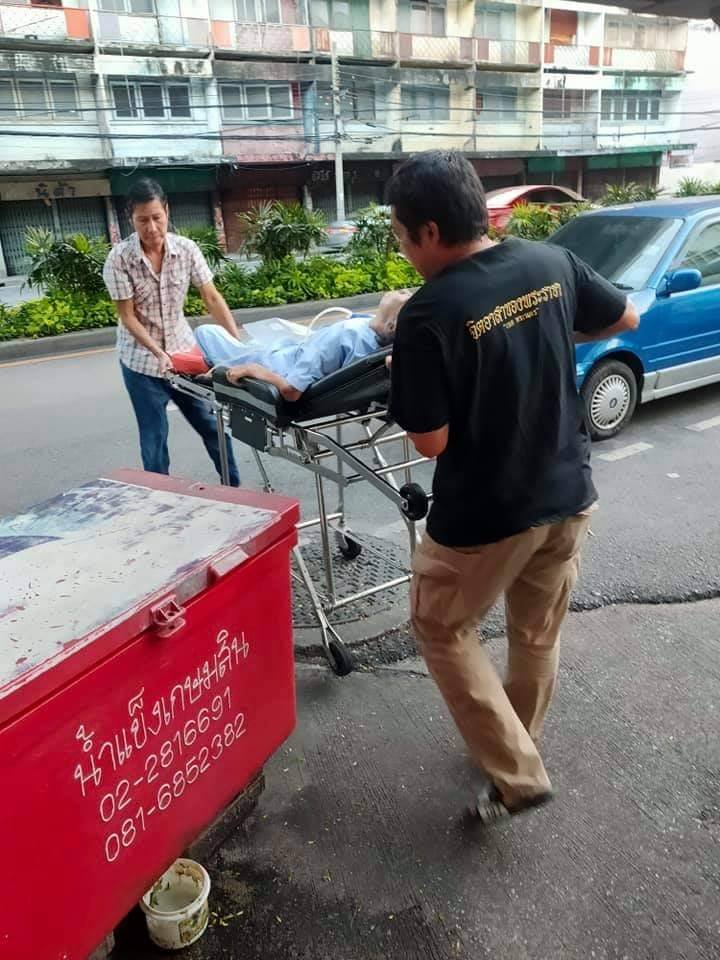 ดร.พีรวัฒน์-ดร.ธัชวิน สุรเศรษฐ M.D.ห้างเพชรหลีเสง, ประธานกต.ตร.ให้การสนับสนุนทีมงานอาสาสมัคร เข้าช่วยเหลือผู้ป่วยติดเตียง นำส่งโรงพยาบาลโดยไม่มีค่าใช้จ่ายใดๆ