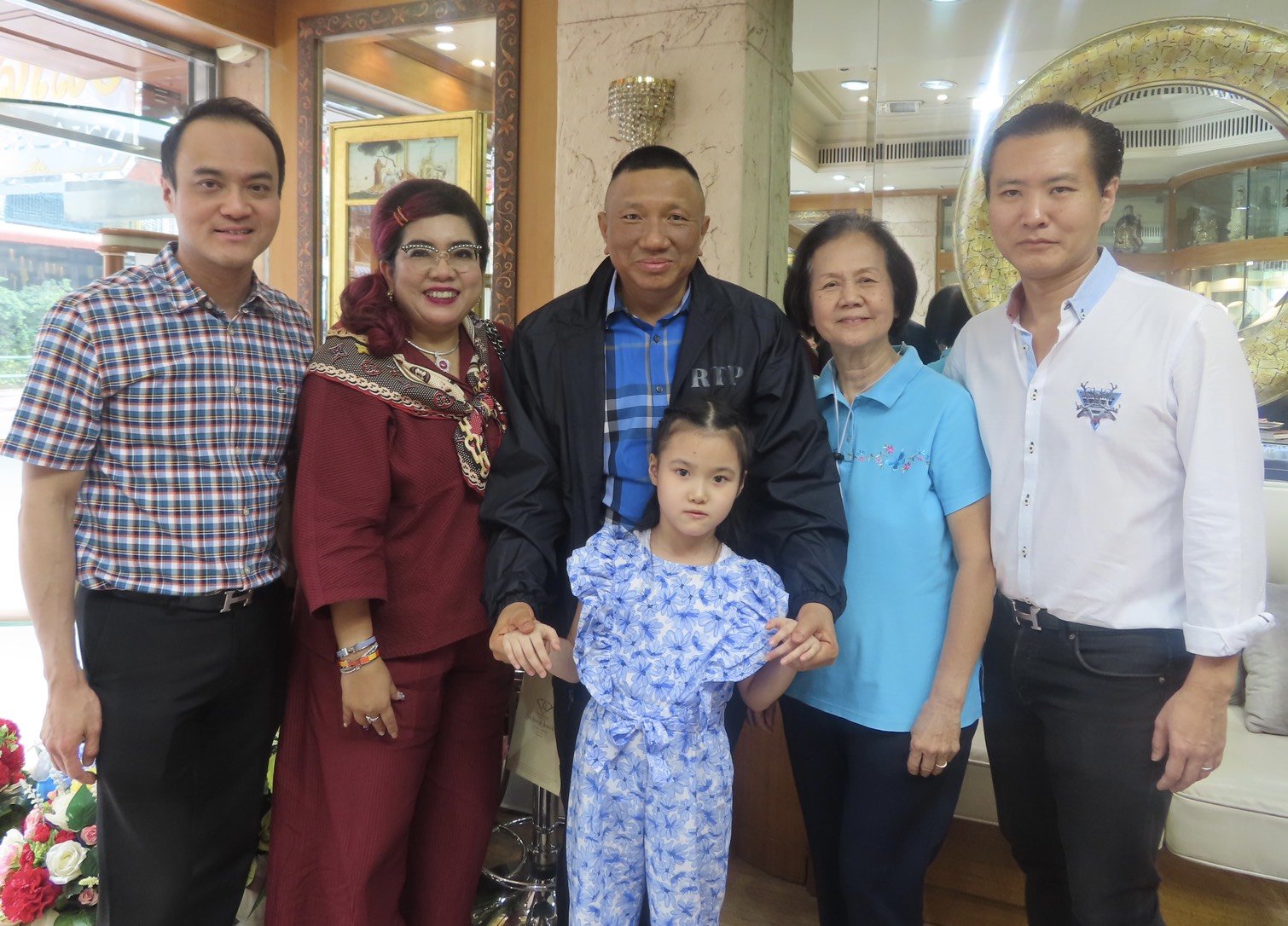 ท่านรองผู้บัญชาการตำรวจนครบาล พล.ต.ต.ดร.เสนิต และคุณมนสิการ สำราญสำรวจกิจ (ภริยา) ให้เกียรติมาอวยพรปีใหม่แก่ดร.นฤมล สุรเศรษฐ ประธานกรรมการ L.S.Jewelry Group โดยมี ดร.พีรวัฒน์ สุรเศรษฐ ประธานกต.ตร.กทม.(ภาคประชาชน), ดร.ธัชวิน สุรเศรษฐ ประธานกต.ตร.บก.น.1-กอง