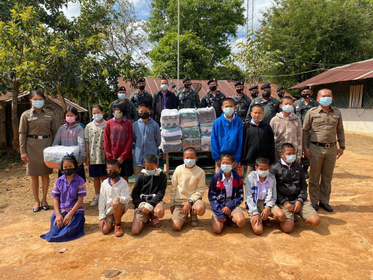 ห้างเพชรหลีเสง (L.S.Jewelry Group) โดย ดร.นฤมล-ดร.พีรวัฒน์-ดร.ธัชวิน สุรเศรษฐ ประธานกต.ตร.กทม.(ภาคประชาชน), ประธานกต.ตร.บก.น.1, ประธานกต.ตร.กองบังคับการปฏิบัติการพิเศษ191, ประธานกต.ตร.สน.ชนะสงคราม สนับสนุนผ้าห่มกันหนาว, ชุดกีฬา, เสื้อกันหนาว และเสื้อผ้าชุ