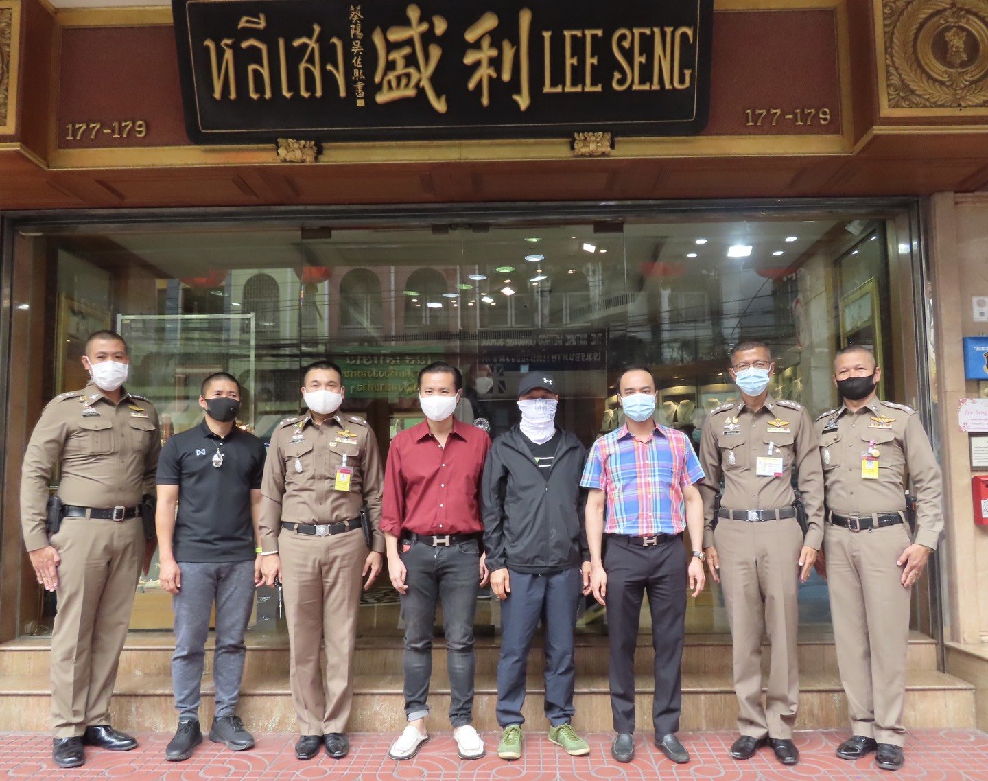 พ.ต.อ.อรรถวิทย์ สายสืบ รักษาการผบก.น.1, พ.ต.อ.สนอง แสงมณี ผกก.สน.ชนะสงคราม และรองผกก. พ.ต.ท.เอกภณ พุทธิกุล, พ.ต.ท.รัฐธนนท์ เอกฐิติกุลพัทธ์, พ.ต.ท.สุทธิศักดิ์ พิริยะภิญโญ และสวป. ร.ต.อ.พีรวัส บุญพรม เข้ามาอวยพรและขอพรคุณแม่ ดร.นฤมล สุรเศรษฐ เนื่องในเทศกาลต