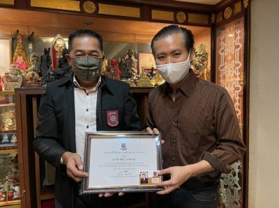 ท่านพ.ต.ท.ปรีชา อับดุลเลาะห์ ประธานชมรมผู้ไกล่เกลี่ยสำนักงานตำรวจแห่งชาติ แต่งตั้งพร้อมมอบเกียรติบัตรและบัตรประธานที่ปรึกษากิตติมศักดิ แด่ ดร.พีรวัฒน์-ดร.ธัชวิน สุรเศรษฐ ประธานกต.ตร.กทม.(ภาคประชาชน), ประธานกต.ตร.บก.น.1, ประธานกต.ตร.กองบังคับการปฏิบัติการพ