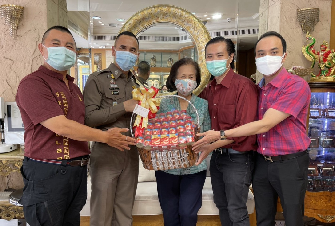 พล.ต.ต.ดร.ปิยะ ต๊ะวิชัย รองผู้บัญชาการตำรวจนครบาล (น.2), พล.ต.ต.จิรสันต์ แก้วแสงเอก รองผู้บัญชาการตำรวจนครบาล (น.5), พล.ต.ต. มนต์ชัย ศรีประเสริฐ ผู้บังคับการตำรวจจังหวัดพังงา อวยพร เนื่องในวันคล้ายวันเกิด(3มิ.ย.) แด่คุณแม่ดร.นฤมล สุรเศรษฐ ประธานผู้บริหาร  พล.ต.ต.ดร.ปิยะ ต๊ะวิชัย รองผู้บัญชาการตำรวจนครบาล (น.2), พล.ต.ต.จิรสันต์ แก้วแสงเอก รองผู้บัญชาการตำรวจนครบาล (น.5), พล.ต.ต. มนต์ชัย ศรีประเสริฐ ผู้บังคับการตำรวจจังหวัดพังงา อวยพร เนื่องในวันคล้ายวันเกิด(3มิ.ย.) แด่คุณแม่ดร.นฤมล สุรเศรษฐ ประธานผู้บริหาร
