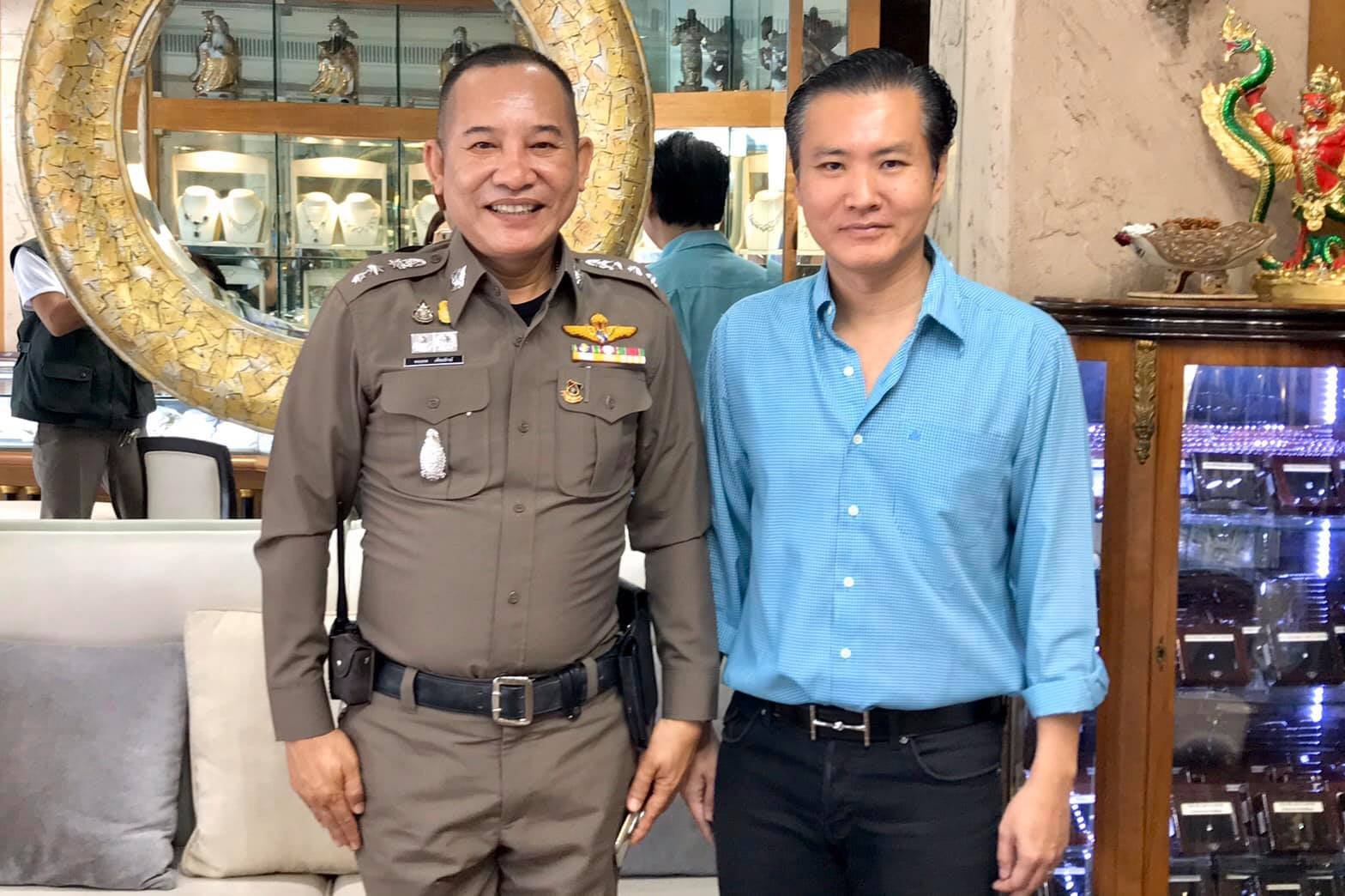 ท่านพ.ต.อ.พรเทพ เพชรรักษ์ ผู้กำกับสถานีตำรวจภูธร ปลายบาง นนทบุรี เดินทางเข้าเยี่ยมเยียน ดร.พีรวัฒน์ สุรเศรษฐ ที่ปรึกษารองผู้บัญชาการตำรวจแห่งชาติ, ประธานกต.ตร.กทม. (ภาคประชาชน), รองประธานที่ปรึกษากองบัญชาการตำรวจท่องเที่ยว, รองประธานที่ปรึกษากองบังคับการป