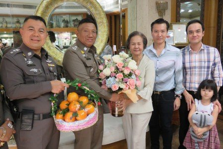 พล.ต.ต.เสนิต  สำราญสำรวจกิจ  ผู้บังคับการตำรวจนครบาล 1 , พ.ต.อ.มนต์ชัย  ศรีประเสริฐ รองผบก.น.1 อวยพรปีใหม่แก่ ดร.นฤมล  สุรเศรษฐ และให้พรแก่ คุณพีรวัฒน์  สุรเศรษฐ ,คุณธัชวิน สุรเศรษฐ ประธาน และ รองประธาน กตตร.บก.น.1และ ที่ปรึกษารองผู้บัญชาการตำรวจแห่งชาติ 