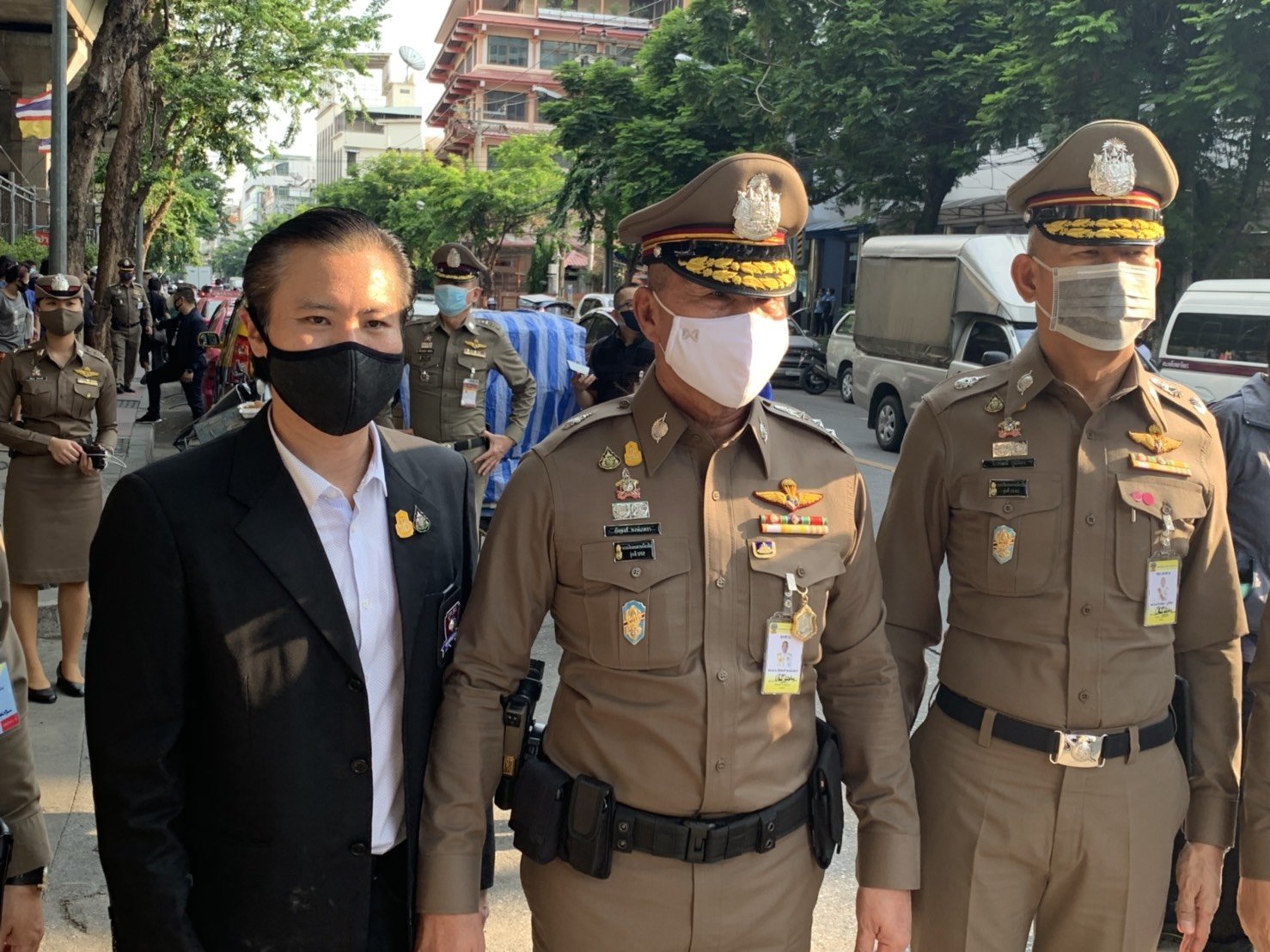 พล.ต.อ.มนู เมฆหมอก รอง ผบ.ตร., พล.ต.ท.ภัคพงศ์ พงษ์เภตรา ผบช.น. , พล.ต.ต.ปิยะ ต๊ะวิชัย รอง ผบช.น., พล.ต.ต.จิรพัฒน์ ภูมิจิตร รอง ผบช.น., พล.ต.ต.สหรัฐ ศักดิ์ศิลปชัย รอง ผบช.น., พล.ต.ต.เมธี รักพันธุ์ ผบก.น.6 พร้อมด้วย ดร.พีรวัฒน์ สุรเศรษฐ ประธาน กต.ตร.กทม.(ภา