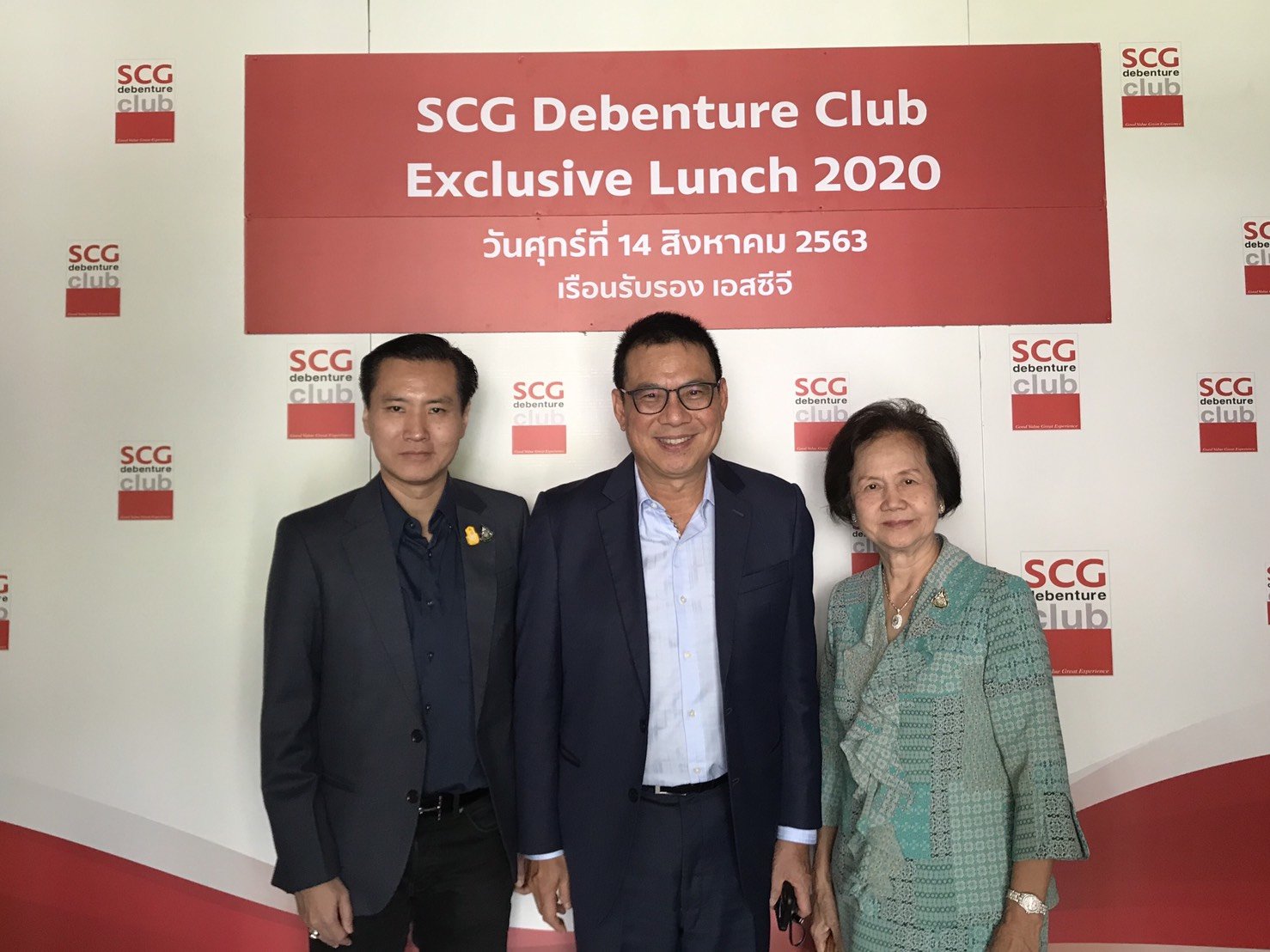 ดร. นฤมล สุรเศรษฐ ประธานกรรมการ L.S. JEWELRY GROUP และดร.พีรวัฒน์ สุรเศรษฐ กรรมการผู้จัดการ  L.S. JEWELRY GROUP ร่วมรับประทานอาหารกลางวันในงาน SCG Debenture Club Exclusive Lunch 2020 กับผู้บริหาร SCG ซึ่งประกอบด้วย คุณรุ่งโรจน์ รังสิโยภาส กรรมการผู้จัดการ