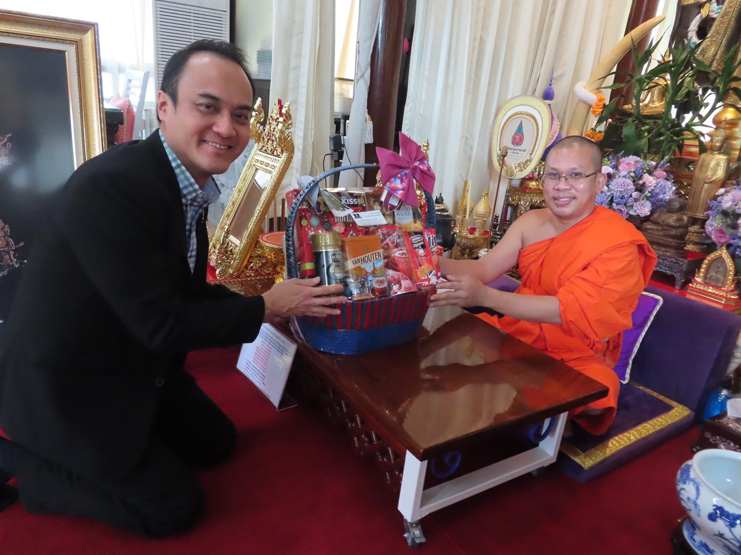 ท่านเจ้าอาวาสวัดอินทรวิหาร ท่านเจ้าคุณน้อย (พระโสภณธรรมวงศ์) ต้อนรับ ดร.ธัชวิน สุรเศรษฐ M.D.L.S.Jewelry Group (ห้างเพชรหลีเสง), ประธานกต.ตร.บก.น.1, ประธานกต.ตร.กองบังคับการสายตรวจและปฏิบัติการพิเศษ(191), ประธานกต.ตร.สน.ชนะสงคราม ที่ร่วมบูรณะองค์หลวงพ่อโต  ท่านเจ้าอาวาสวัดอินทรวิหาร ท่านเจ้าคุณน้อย (พระโสภณธรรมวงศ์) ต้อนรับ ดร.ธัชวิน สุรเศรษฐ M.D.L.S.Jewelry Group (ห้างเพชรหลีเสง), ประธานกต.ตร.บก.น.1, ประธานกต.ตร.กองบังคับการสายตรวจและปฏิบัติการพิเศษ(191), ประธานกต.ตร.สน.ชนะสงคราม ที่ร่วมบูรณะองค์หลวงพ่อโต