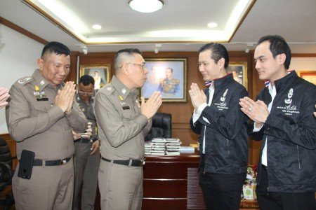 พล.ต.ต.ดร.เสนิต สำราญสำรวจกิจ ผู้บังคับการกองบังคับการตำรวจนครบาล1, คุณพีรวัฒน์ สุรเศรษฐ, คุณธัชวิน สุรเศรษฐ ประธานและรองประธานอนุกตตร.บก.น.1,คณะอนุกตตร.บก.น.1 และคณะที่ปรึกษาบก.น.1 เข้าอวยพรปีใหม่ พล.ต.ท.ชาญเทพ เสสะเวช ผู้บัญชาการตำรวจนครบาล