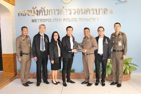 คุณพีรวัฒน์ สุรเศรษฐ , คุณธัชวิน สุรเศรษฐ ประธานและรองประธานอนุกตตร.บก.น.1, อนุกตตร.,คณะอนุกตตร.บก.น.1 และคณะที่ปรึกษาบก.น.1 อวยพรปีใหม่ พล.ต.ต.ดร.เสนิต สำราญสำรวจกิจ ผู้บังคับการกองบังคับการตำรวจนครบาล1