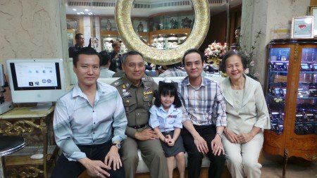 พล.ต.อ.ดร.วิระชัย ทรงเมตตา รองผู้บัญชาการตำรวจแห่งชาติ อวยพรปีใหม่แก่ดร.นฤมล  สุรเศรษฐ และให้พรปีใหม่แก่คุณพีรวัฒน์, คุณธัชวิน สุรเศรษฐ ประธานและรองประธานกตตร.บก.น.1 และที่ปรึกษารองผู้บัญชาการตำรวจแห่งชาติ  พร้อมมอบของขวัญวันเกิดให้น้องโอปอลและน้องกีฟ