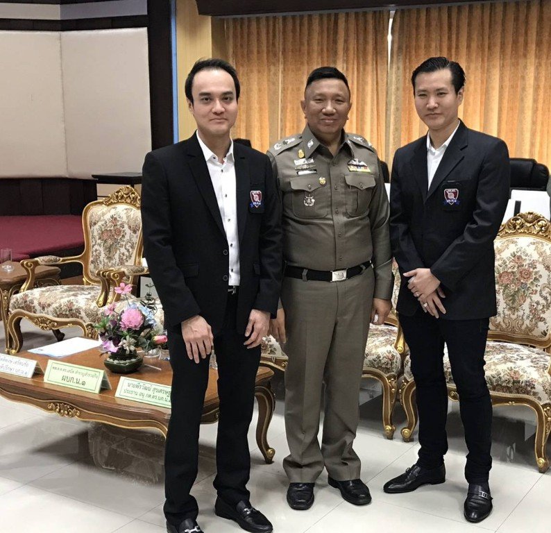 พ.ต.อ.เสนิต สำราญสำรวจกิจ ผบก.น.1 พร้อมด้วย คุณพีรวัฒน์ สุรเศรษฐ ประธานกต.ตร.บก.น.1 ,คุณธัชวิน สุรเศรษฐ รองประธานกต.ตร.บก.น.1 ในการประชุมคณะที่ปรึกษากองบัญชาการตำรวจนครบาล1