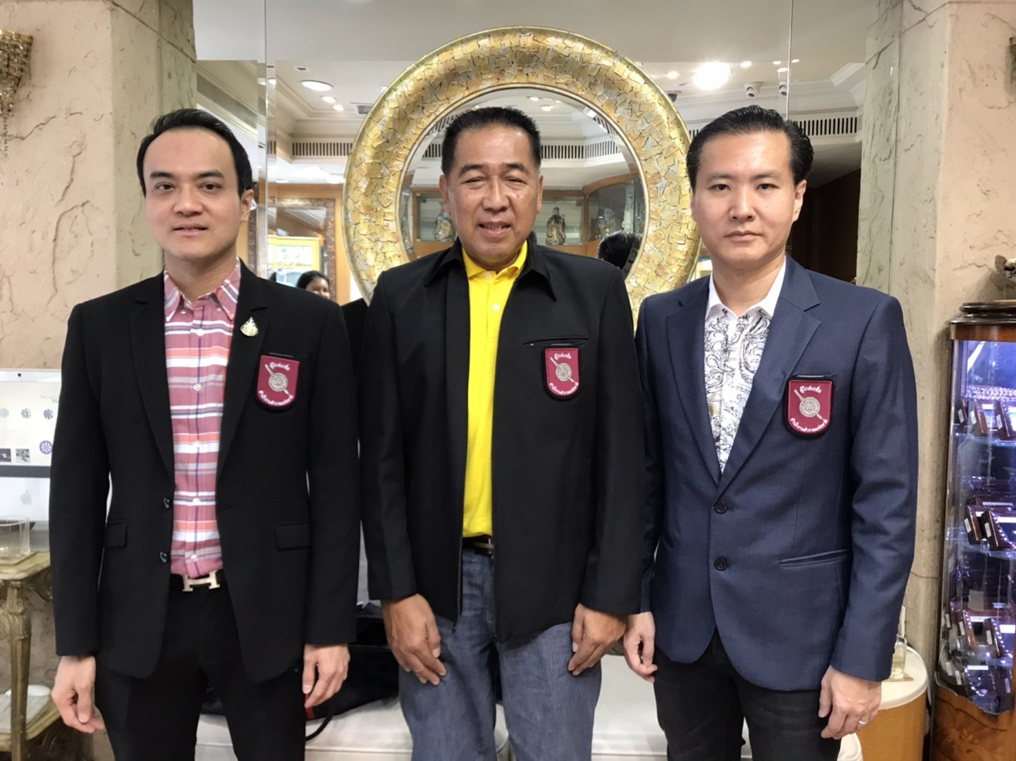 ท่านพ.ต.ท.ปรีชา อับดุลเลาะห์ ประธานชมรมผู้ไกล่เกลี่ยสำนักงานตำรวจแห่งชาติ ให้เกียรติแต่งตั้ง ดร.พีรวัฒน์ สุรเศรษฐ  M.D.L.S.Jewelry Group, ประธานกต.ตร. กทม.(ภาคประชาชน) และ ดร.ธัชวิน สุรเศรษฐ M.D.L.S.Jewelry Group, ประธานกต.ตร.บก.น.1-ประธานกต.ตร.กองบังคับก