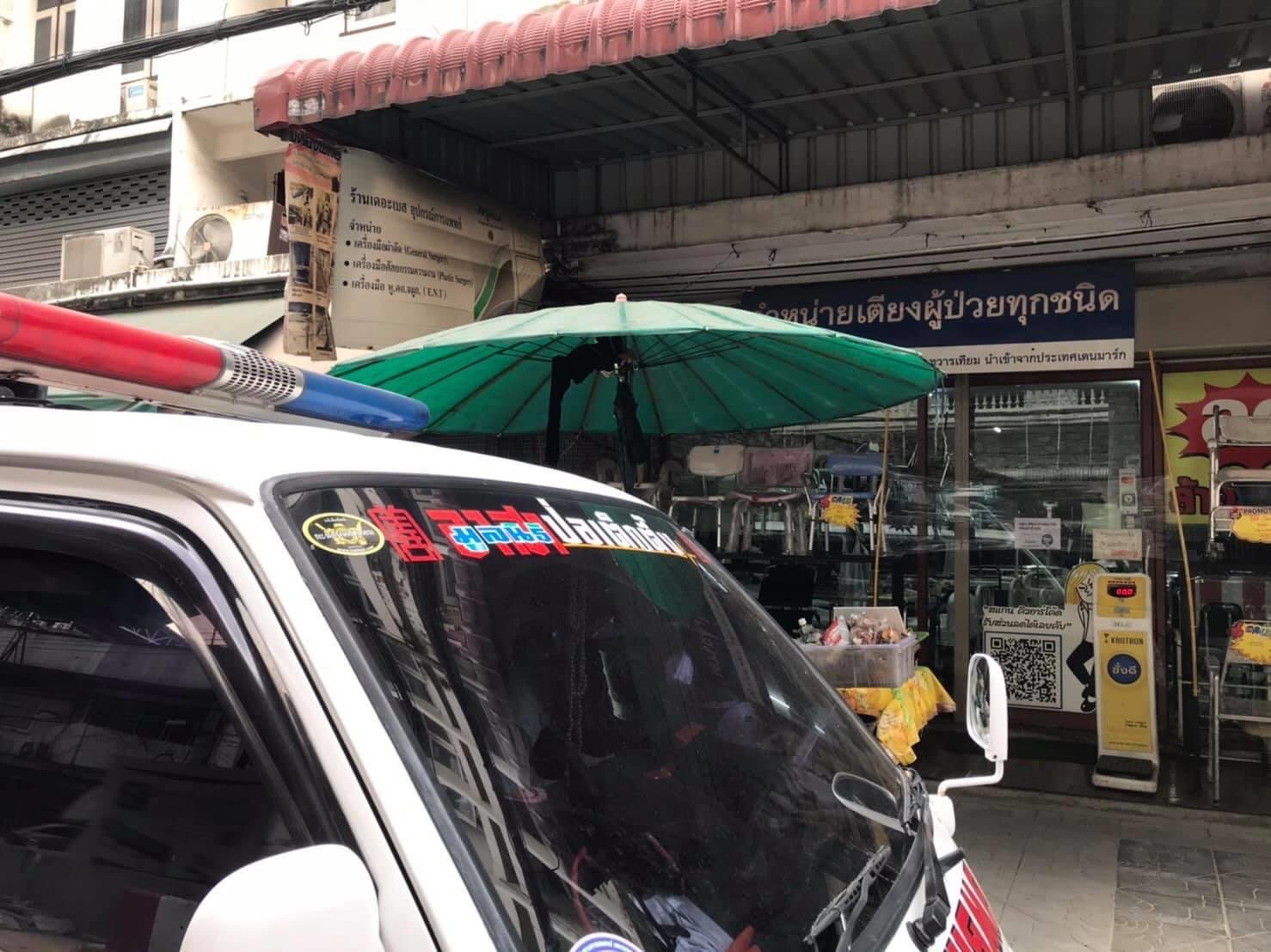 ดร.พีรวัฒน์-ดร.ธัชวิน สุรเศรษฐ  ประธานกต.ตร. สนับสนุนทีมงานอาสาสมัครฯ โดยมอบรถเข็นสำหรับผู้ป่วยเพื่อใช้ในการเข้าช่วยเหลือตามชุมชนต่างๆ ในเขตพระนคร