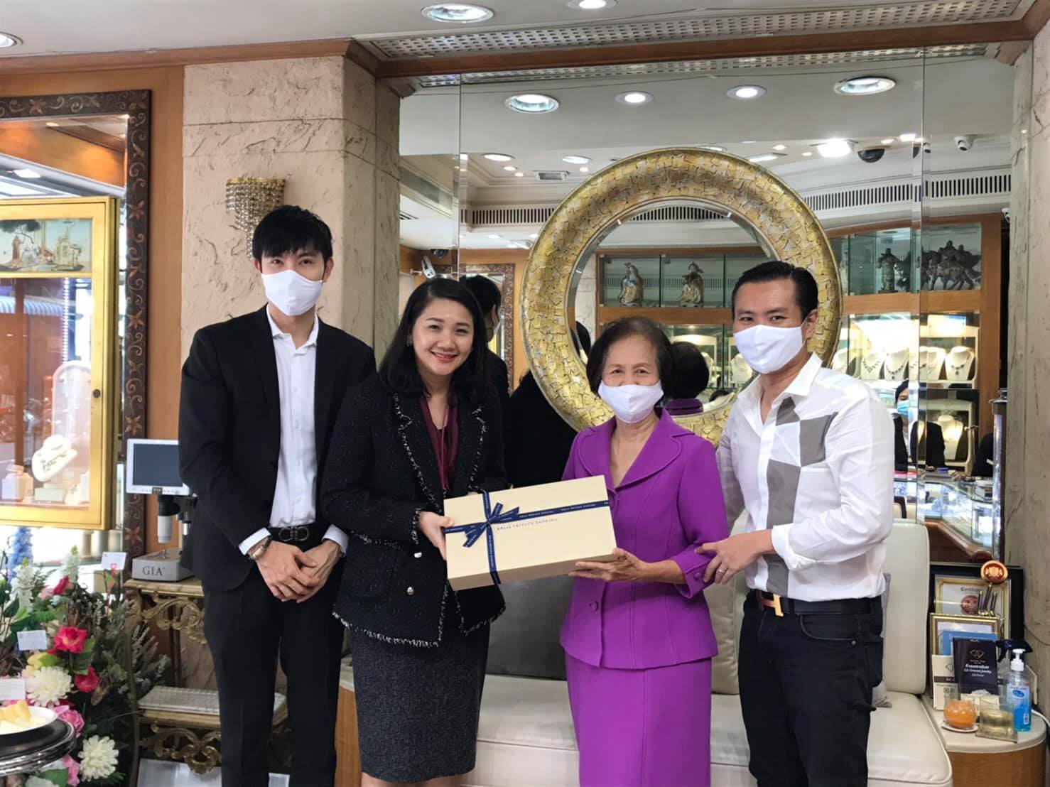 คุณนภัสวรรณ พิพัฒน์พงศา และคุณอนุรักษ์ เตชะมีนา KBank Private Banking ธนาคารกสิกรไทยเข้าพบ ดร.นฤมล สุรเศรษฐ ประธานผู้บริหาร L.S.JEWELRY GROUP เพื่อแสดงความยินดีพร้อมทั้งอวยพรเนื่องในวันคล้ายวันเกิดที่ใกล้จะถึง(3มิ.ย.) โดยมี ดร.พีรวัฒน์  สุรเศรษฐ ประธานกต.