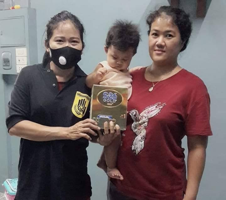 ดร.พีรวัฒน์-ดร.ธัชวิน สุรเศรษฐ ประธานกต.ตร. และพ.ต.อ.วรศักดิ์ ผกก.สน.ชนะสงคราม เริ่มโครงการมอบนมผงให้เด็กแรกเกิดที่พ่อแม่ได้ประสบปัญหาหยุดงานจากโควิท19 