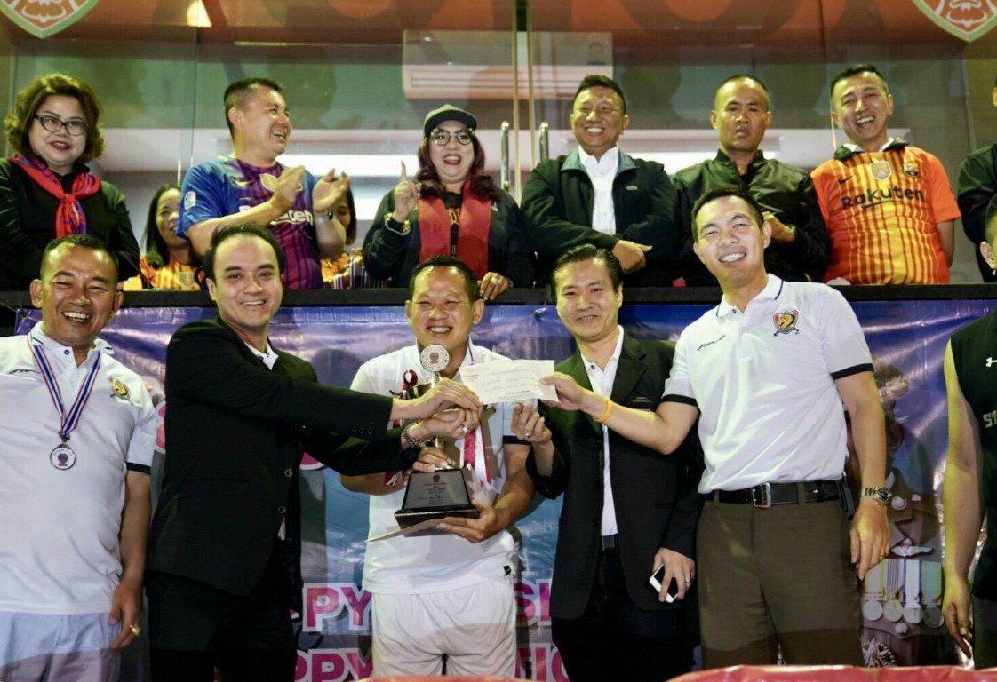 คุณพีรวัฒน์ สุรเศรษฐ ประธานกต.ตร.บก.น.1 ,คุณธัชวิน สุรเศรษฐ รองประธานกต.ตร.บก.น.1 และรองประธานกต.ตร.ชนะสงคราม ร่วมพิธีมอบถ้วยรางวัล แก่ทีมฟุตบอลนัดชิงชนะเลิศของการแข่งขันกีฬาฟุตบอลนครบาล1 สัมพันธ์