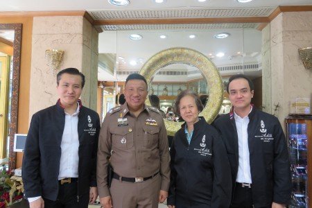 พล.ต.ต.ดร.เสนิต สำราญสำรวจกิจ ผู้บังคับการกองบังคับการตำรวจนครบาล1 อวยพรปีใหม่และมอบเสื้อผู้การ เนื่ิองในโอกาสปีใหม่แก่ ดร.นฤมล สุรเศรษฐ ประธาน LS Jewelry Group ณ.ห้างเพชรหลีเสง โดยมีคุณพีรวัฒน์ -ธัชวิน สุรเศรษฐ ประธานอนุกตตร.บก.น.1ร่วมรับมอบ