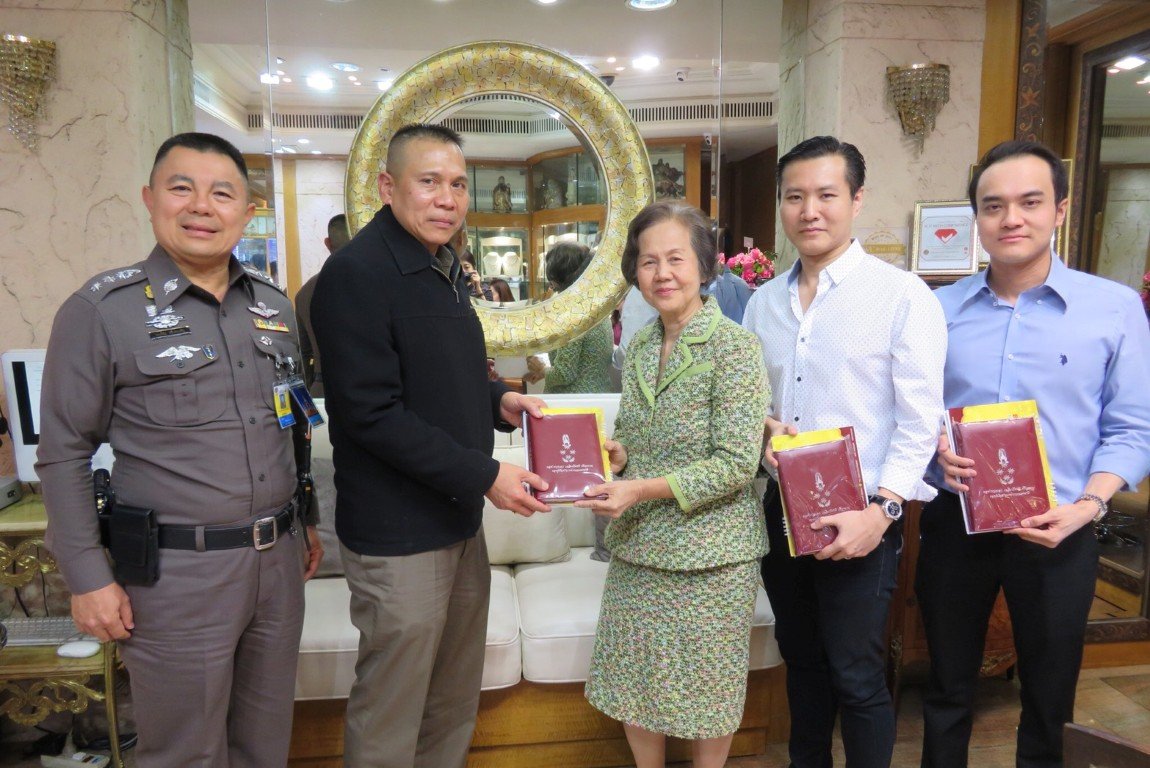 พล.ต.อ.เฉลิมเกียรติ ศรีวรขาน รองผู้บัญชาการตำรวจแห่งชาติ อวยพร ปีใหม่แก่ ดร.นฤมล  สุรเศรษฐ ประธานกรรมการ L.S. Jewelry Group. และให้พรปีใหม่แก่ คุณพีรวัฒน์ สุรเศรษฐ ประธานอนุ กต.ตร.บก.น.1 และคุณธัชวิน สุรเศรษฐ รองประธานอนุ กต.ตร.บก.น.1