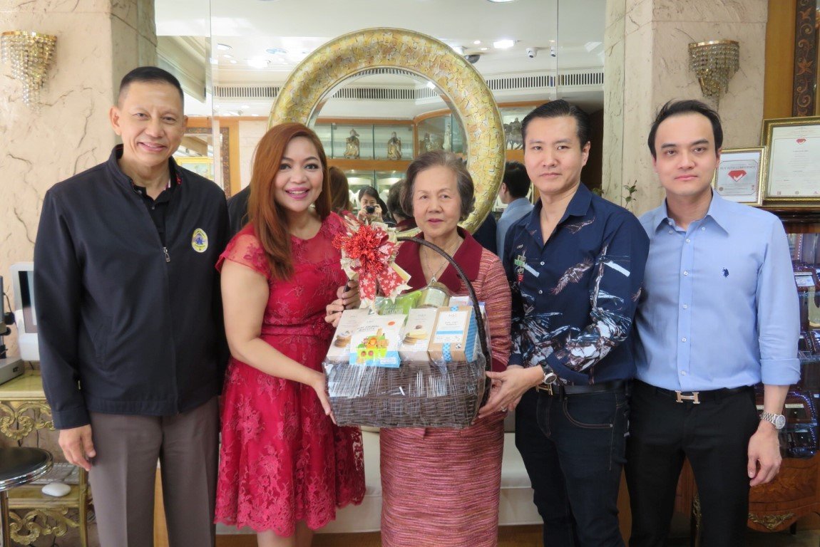 พล.ต.ต.ดร.ชัยพร พานิชอัตรา รองผู้บัญชาการภาค 1 และภรรยา อวยพรปีใหม่แก่ ดร.นฤมล สุรเศรษฐ ประธานกรรมการ L.S. Jewelry Group ,คุณพีรวัฒน์ ประธาน กต.ตร.บก.น.1 และคุณธัชวิน สุรเศรษฐ รองประธาน กต.ตร.บก.น.1