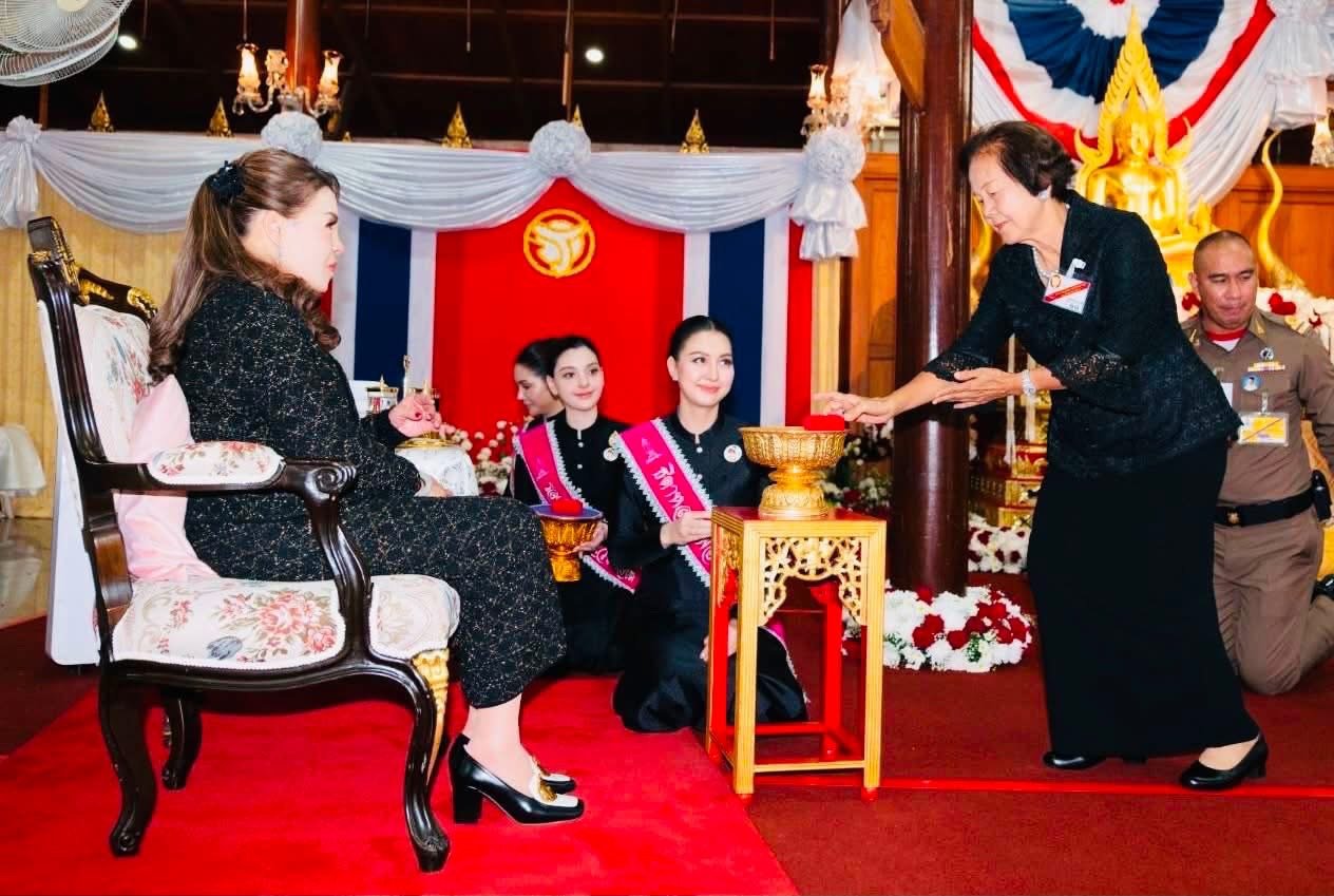 ทูลกระหม่อมหญิงอุบลรัตนราชกัญญา สิริวัฒนาพรรณวดี พระราชทานของที่ระลึกแก่ ดร.นฤมล สุรเศรษฐ ประธานกรรมการ L.S. Jewelry Group 