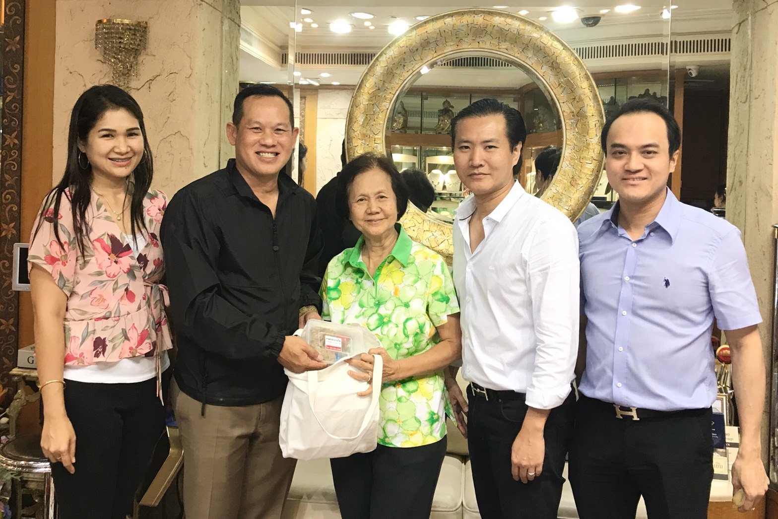 พ.ต.ท.ภูวดล อุ่นโพธิ์ รองผกก.จร.สน.นางเลิ้ง และภรรยา เข้าพบ ดร.นฤมล สุรเศรษฐ ประธานกลุ่ม L.S.Jewelry Group (ห้างเพชรหลีเสง), ประธานที่ปรึกษา กต.ตร.กทม.ด้านเศรษฐกิจ, ประธานที่ปรึกษา กต.ตร.สน.ชนะสงคราม เพื่อขอพรเนื่องในช่วงวันปีใหม่ และได้มอบของที่ระลึก โดย