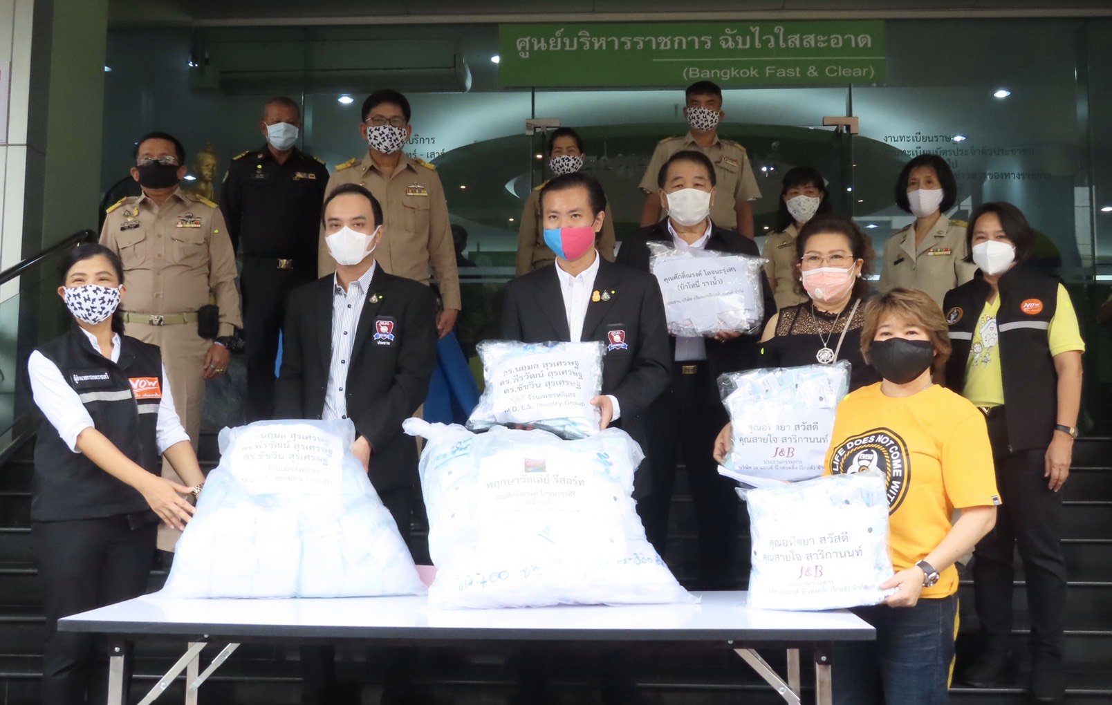 ท่านผอ.รุจิรา อารินทร์ รับมอบหน้ากากอนามัยผ้าและทุนทรัพย์ จากดร.พีรวัฒน์-ดร.ธัชวิน สุรเศรษฐ ประธานกตตร., คุณศักดิ์ณรงค์ และคุณอทิตยา-คุณสายใจ เพื่อนำไปแจกจ่ายให้ประชาชน