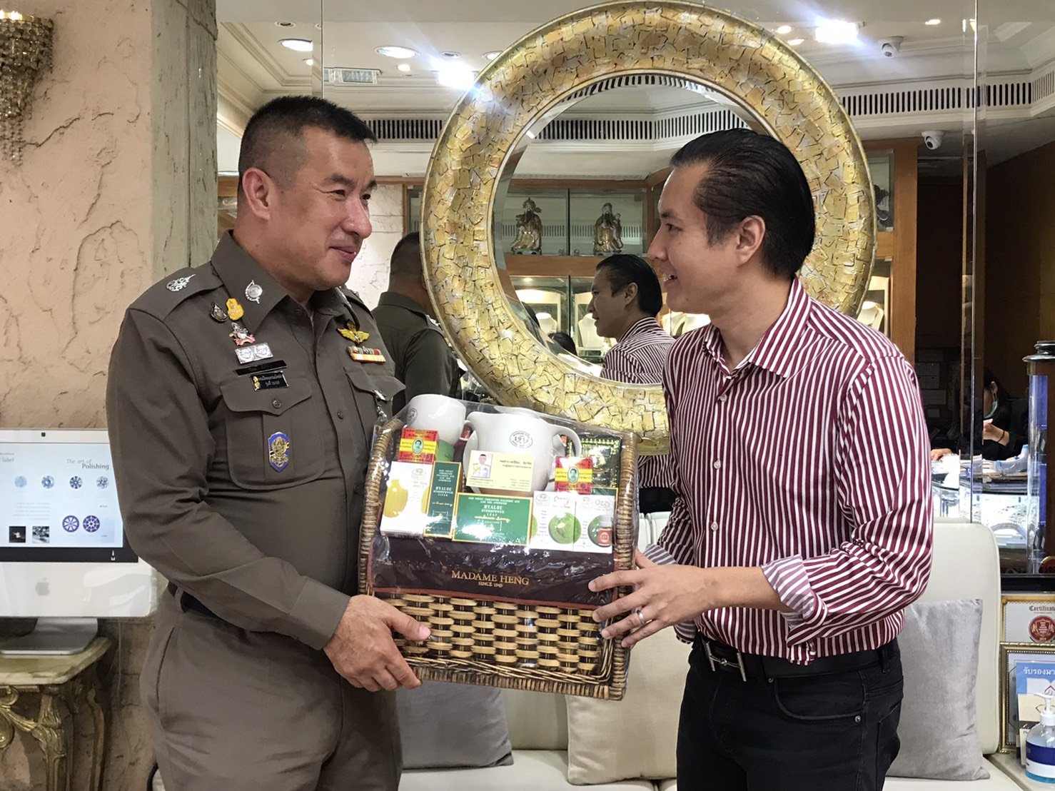 ท่านพล.ต.ต.ดร.ปิยะ ต๊ะวิชัย รองผบช.น.(น 2) ได้มาอวยพรแด่ ดร.พีรวัฒน์ สุรเศรษฐ ประธานกต.ตร.กทม.(ภาคประชาชน) เนื่องในวันคล้ายวันเกิดล่วงหน้า(7 ต.ค.)โดยมี ดร.นฤมล สุรเศรษฐ ประธาน กรรมการ L.S.JEWELRY GROUP ให้การต้อนรับอย่างอบอุ่นและเป็นกันเอง ณ ห้างเพชรหลีเส