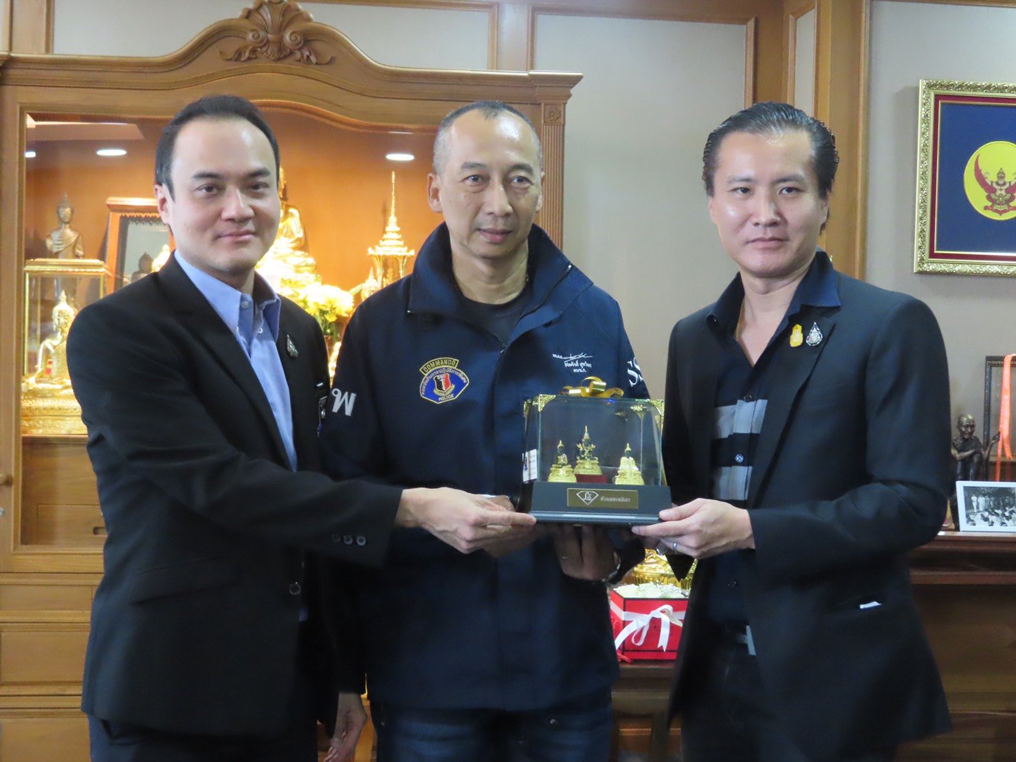 ท่านพล.ต.ท.ต่อศักดิ์ สุขวิมล ผู้บัญชาการตำรวจสอบสวนกลางให้การต้อนรับ ท่านพล.ต.ต.มนต์ชัย ศรีประเสริฐ ผบก.ภ.จว.พังงา,ดร.พีรวัฒน์ สุรเศรษฐ ประธานกต.ตร.กทม.(ภาคประชาชน),ดร.ธัชวิน สุรเศรษฐ ประธานกต.ตร.บก.น.1-กองบังคับการปฏิบัติการพิเศษ (191)