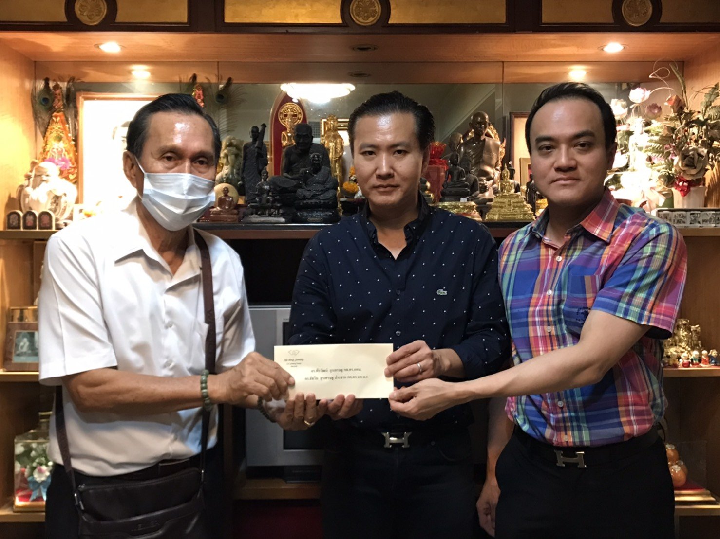 ดร.พีรวัฒน์-ดร.ธัชวิน  สุรเศรษฐ M.D.L.S.Jewelry group (ห้างเพชรหลีเสง), ประธานกต.ตร.กทม.(ภาคประชาชน), ประธานกต.ตร.บก.น.1, ประธานกต.ตร.กองบังคับการปฏิบัติการพิเศษ191, ประธานกต.ตร.สน.ชนะสงคราม มอบเงินสนับสนุนงานวันเด็กให้กับชุมชมวัดอินทร์  โดยมีคุณศิริชัย เ