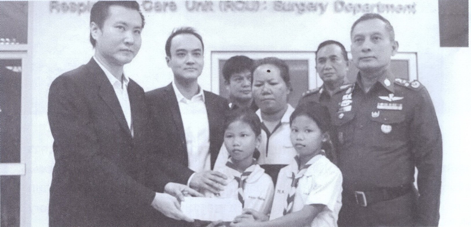 พล.ต.อ.วิระชัย ทรงเมตตา พร้อมด้วยพร้อมด้วย คุณพีรวัฒน์ สุรเศรษฐ ประธานกต.ตร.บก.น.1 ,คุณธัชวิน สุรเศรษฐ รองประธานกต.ตร.บก.น.1 เดินทางไปเยี่ยมดูอาการของนายสมชาย ยามดี พนักงานรปภ.ที่ได้รับบาดเจ็บสาหัส จากกรณี “หมอยอร์น” ในหนังสือพิมพ์วงในสยาม