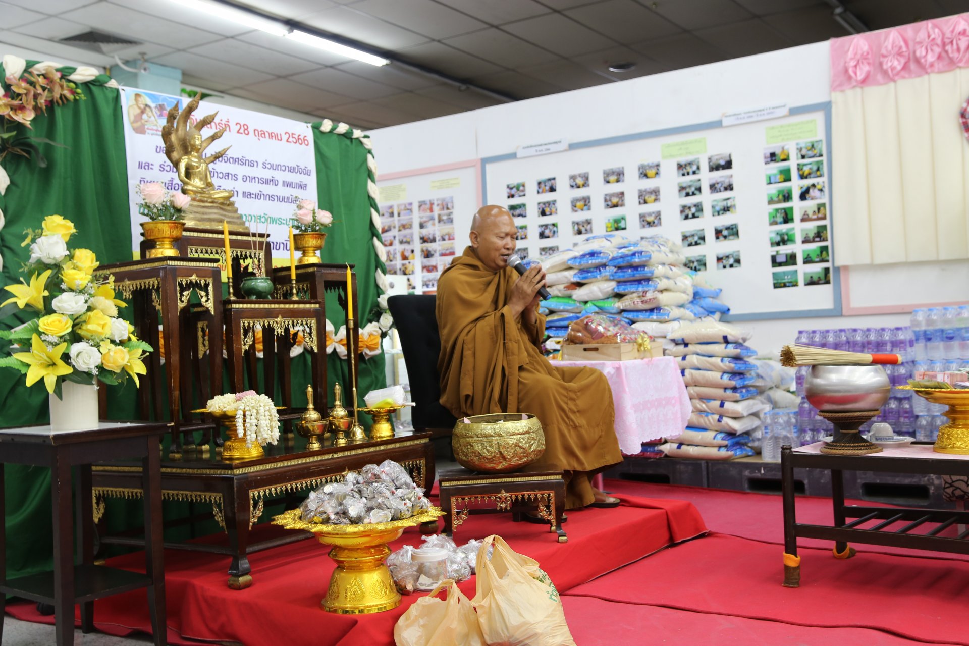 ฟังพระธรรมเทศนา พร้อมบริจาคปัจจัยและ สิ่งของช่วยเหลือ วัดพระบาทน้ำพุ จังหวัดลพบุรี