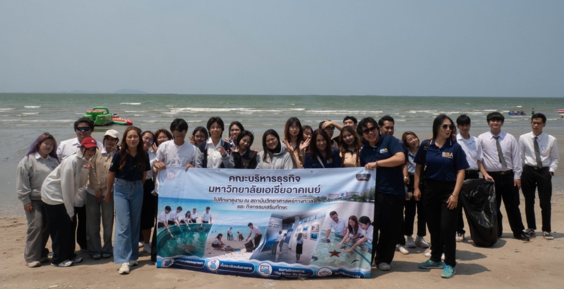 กิจกรรมเก็บขยะบริเวณริมชายหาดบางแสน ในโครงการ Heart for Thai Sea Restoration