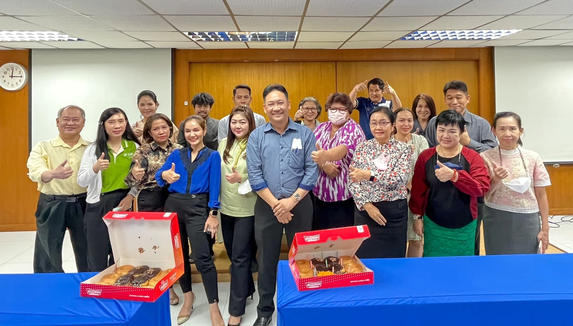 คณาจารย์และบุคลากรคณะบริหารธุรกิจ ร่วมอวยพร อาจารย์ศราวุธ เอี่ยมสอาด คณบดีคณะบริหารธุรกิจ เนื่องในโอกาสวันคล้ายวันเกิด