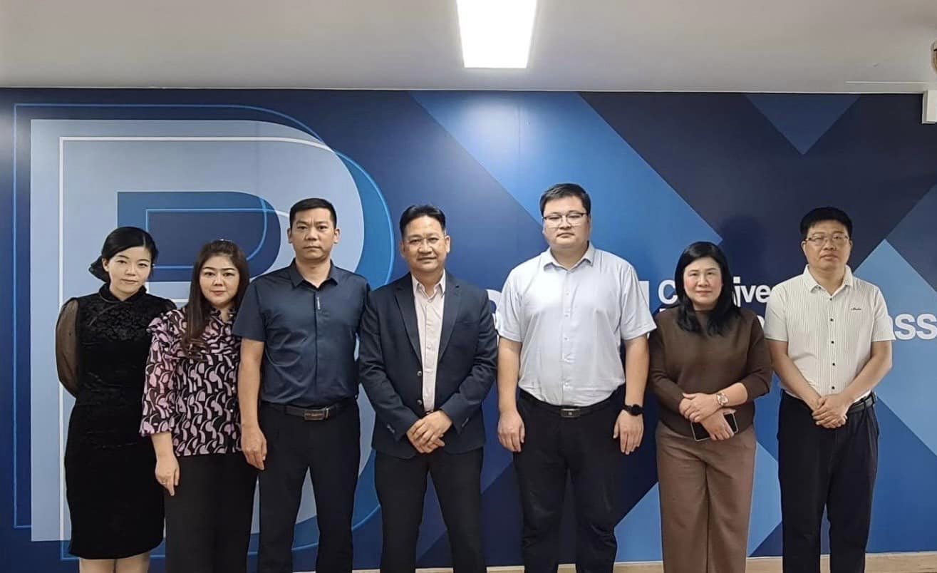 การต้อนรับผู้บริหาร Mr.Chen Kun - Vice President, Mr.Hu Yuanye - Vice President, Ms.Tan Tingting - Assistant of President จากบริษัท Zhonghe Education Group CO., LTD. จากมณฑลซานตง สาธารณะรัฐประชาชนจีน การต้อนรับผู้บริหาร Mr.Chen Kun - Vice President, Mr.Hu Yuanye - Vice President, Ms.Tan Tingting - Assistant of President จากบริษัท Zhonghe Education Group CO., LTD. จากมณฑลซานตง สาธารณะรัฐประชาชนจีน