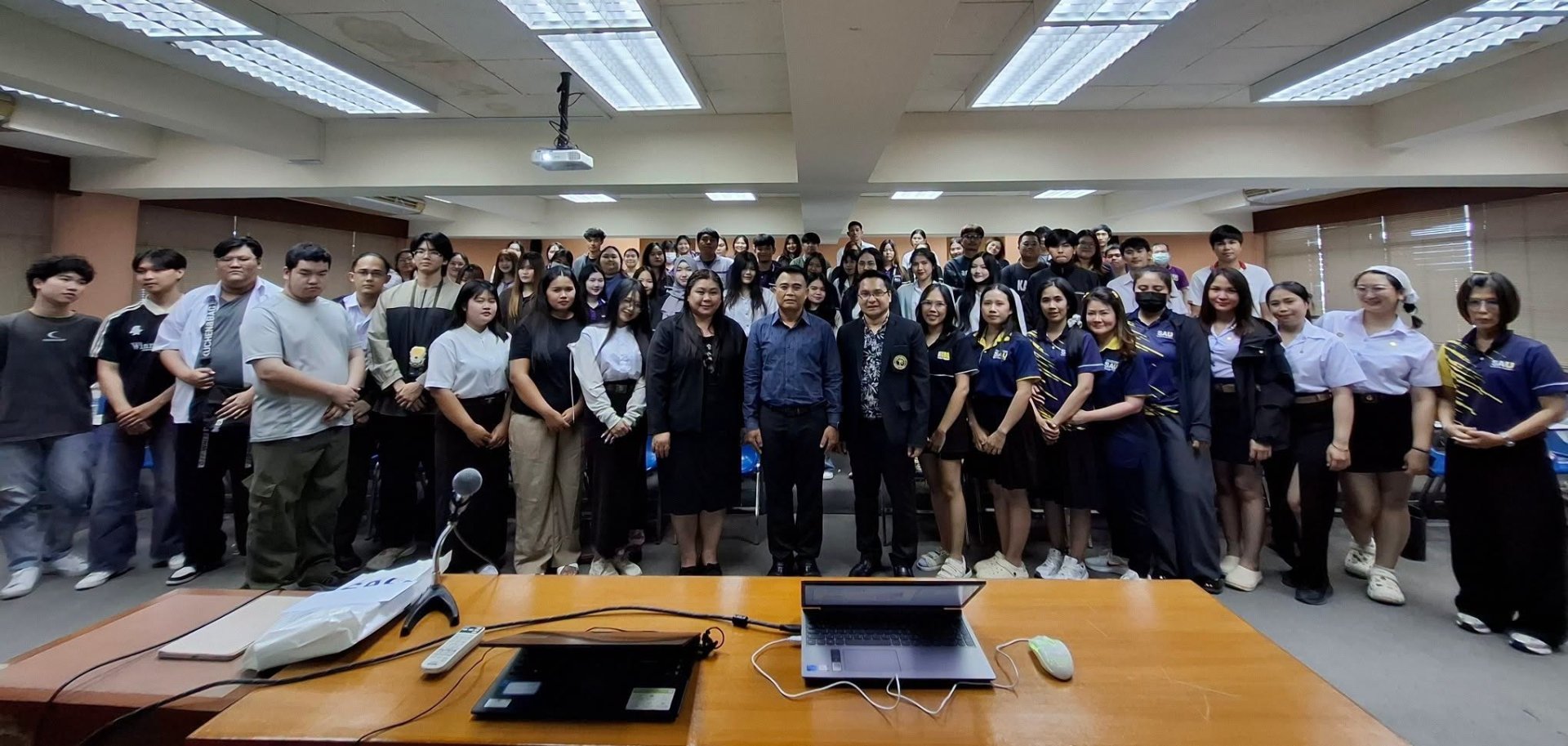 บรรยายพิเศษในหัวข้อ S M A R T Organization : องค์กรอัจฉริยะ