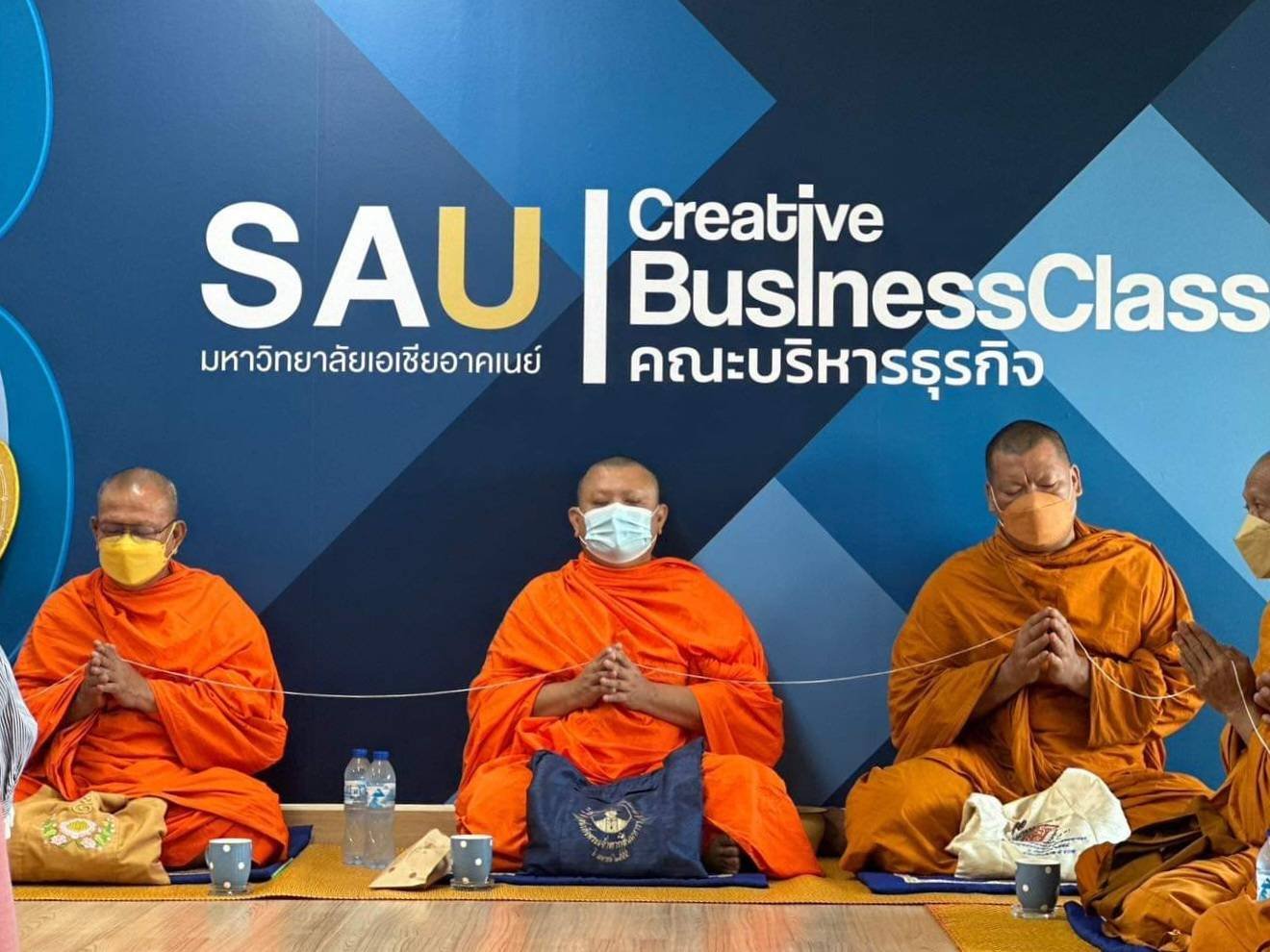 "ส่งท้ายปีเก่าวิถีไทย ต้อนรับปีใหม่วิถีธรรม" "ส่งท้ายปีเก่าวิถีไทย ต้อนรับปีใหม่วิถีธรรม"