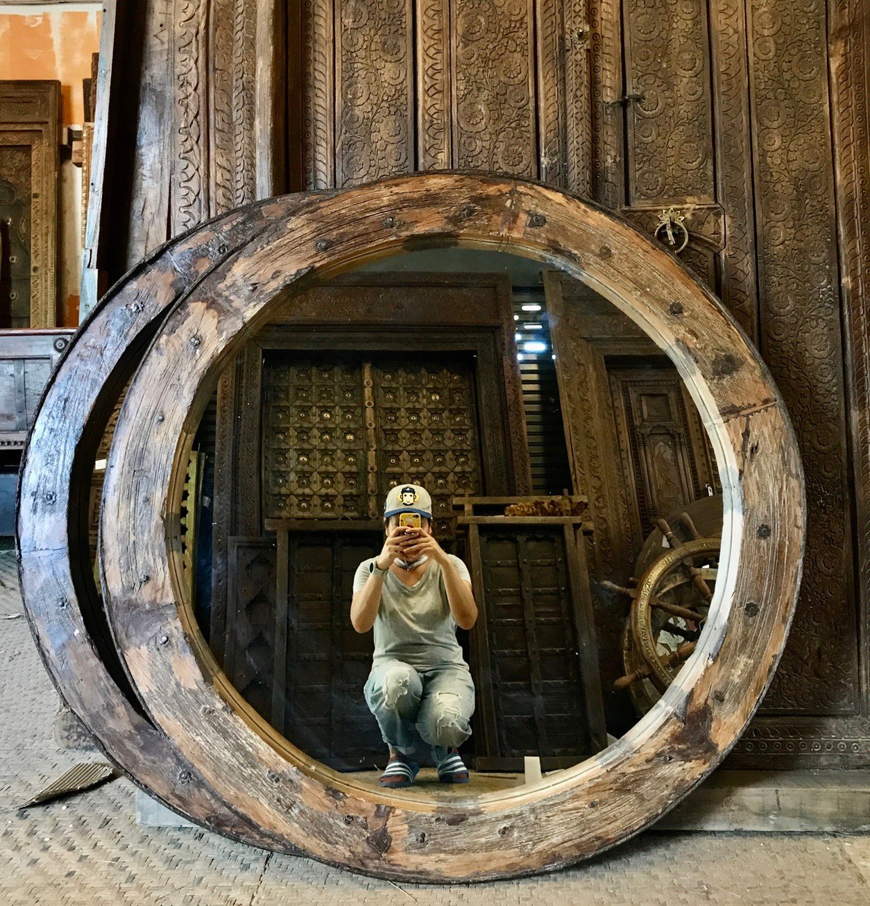 MR32 Old Round Wooden Mirror Frame